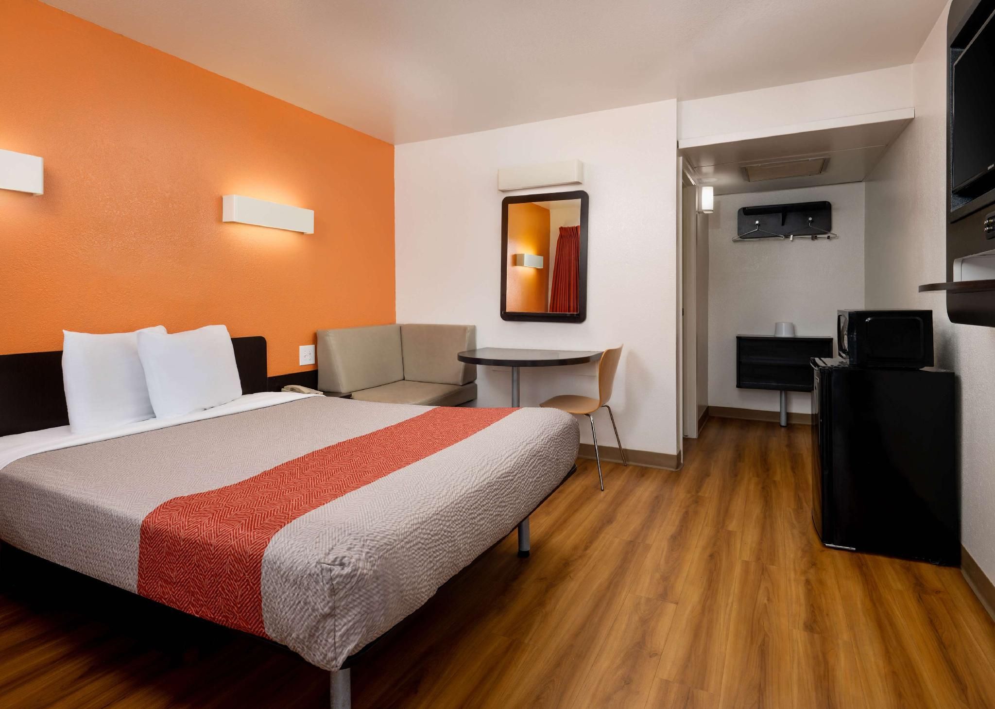 Motel 6 Pismo Beach, CA 1 Queen Bed | Micfridge