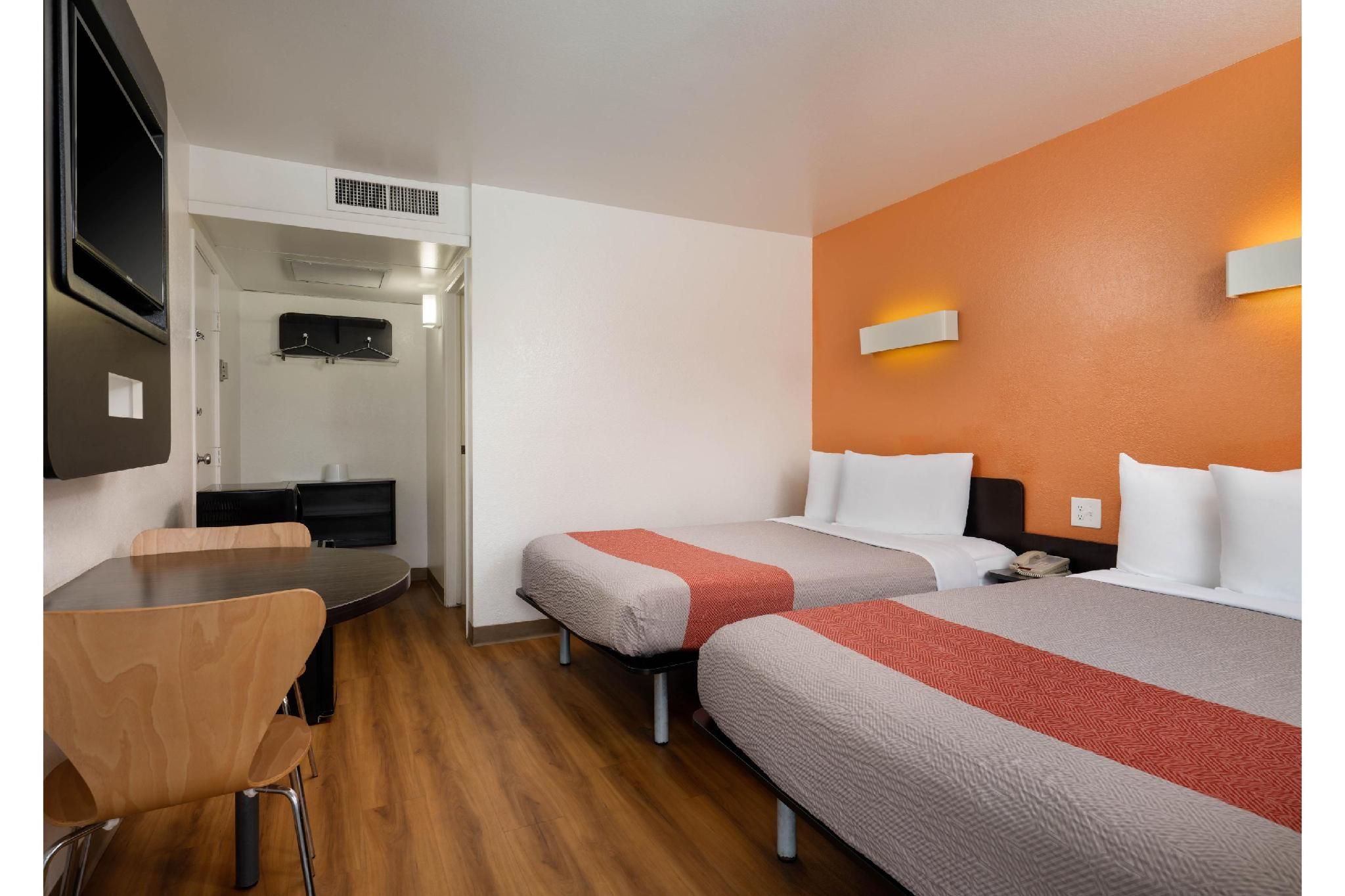 2 Full Beds | Micfridge