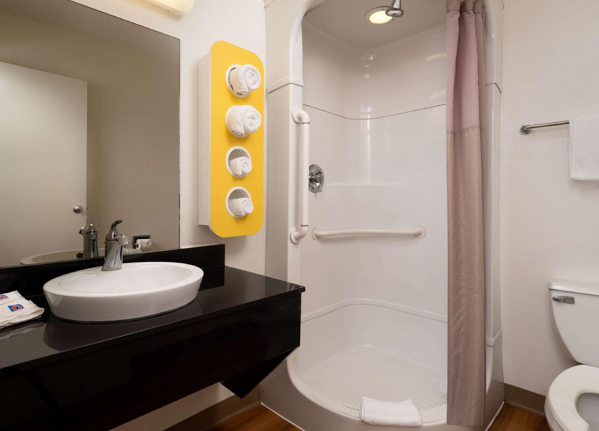 Motel 6 Pismo Beach, CA 1 Queen Bed | Micfridge 3