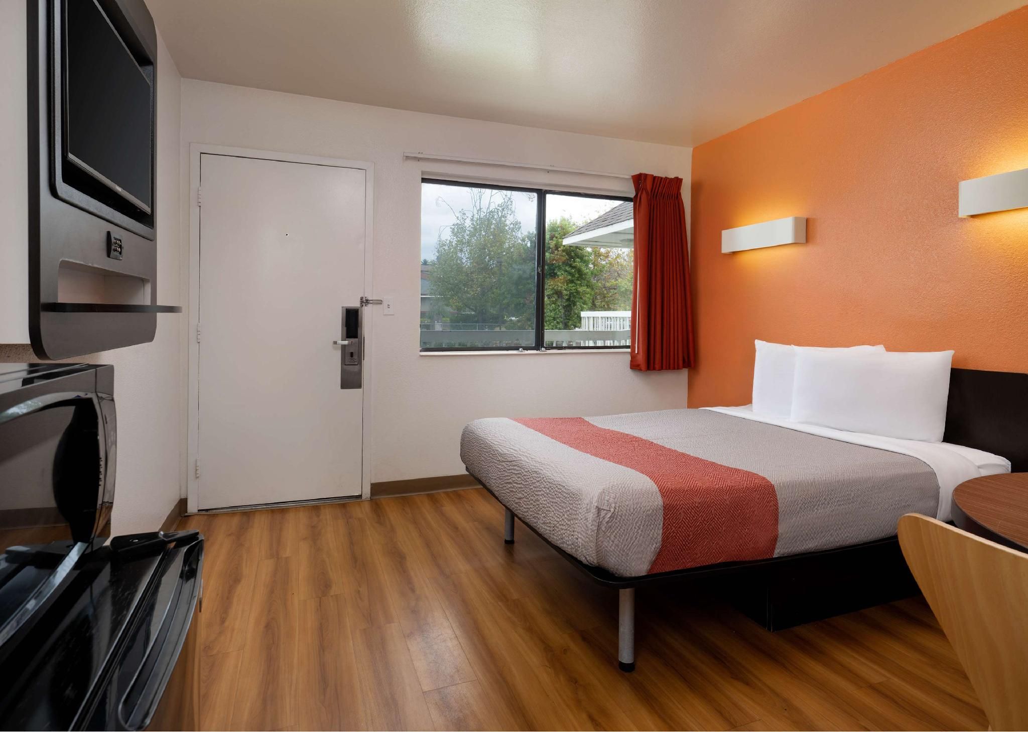 Motel 6 Pismo Beach, CA 1 Queen Bed | Micfridge 2