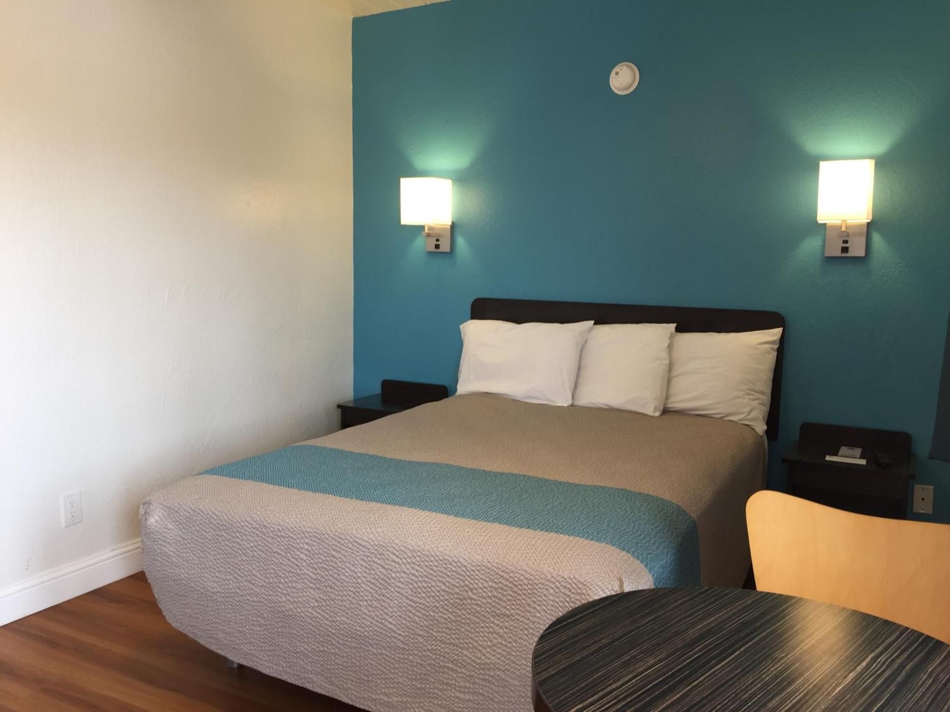 Motel 6 Pismo Beach, CA - Pacific Ocean Queen Room - Non-Smoking