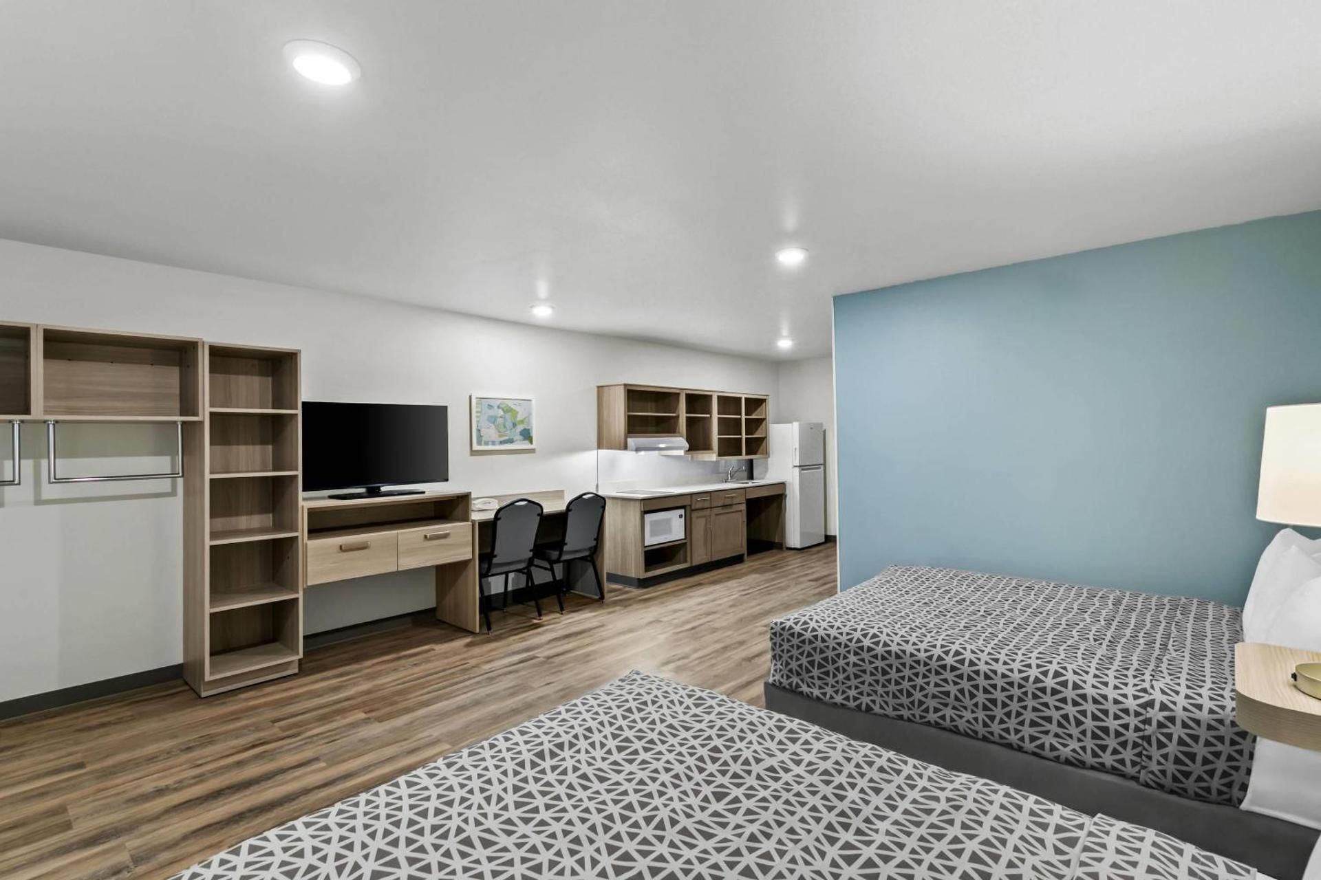 Queen Suite with Two Queen Beds and Tub - Disability Access/Non Smoking
