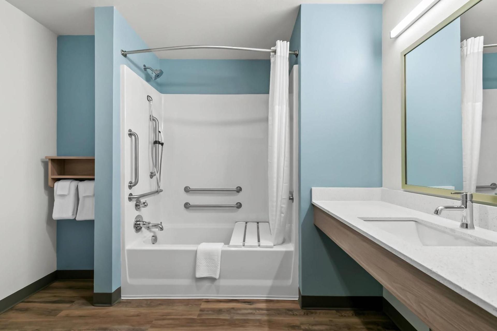 Queen Suite with Two Queen Beds and Tub - Disability Access/Non Smoking