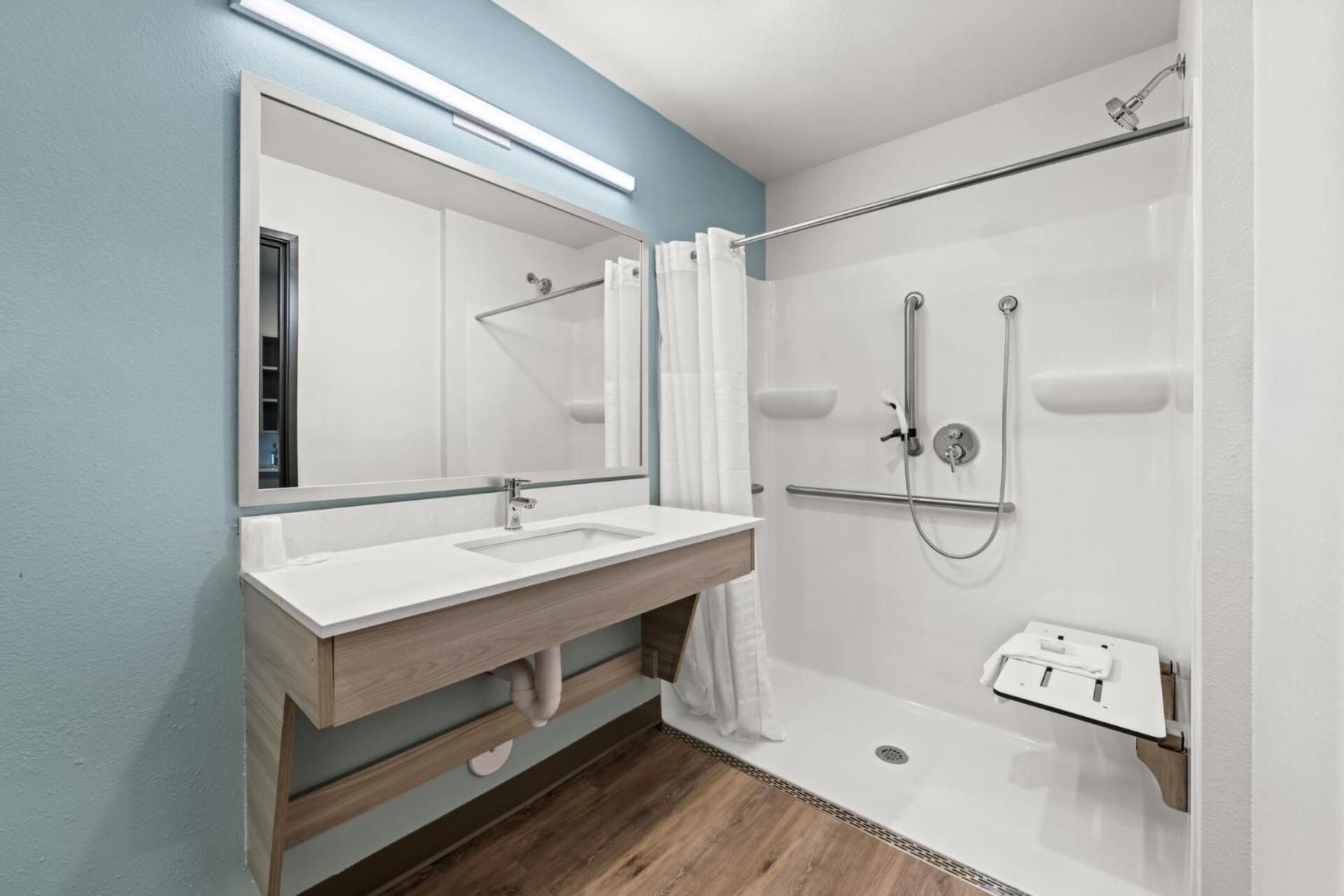 Queen Suite with Roll-In Shower - Disability Access/Non Smoking