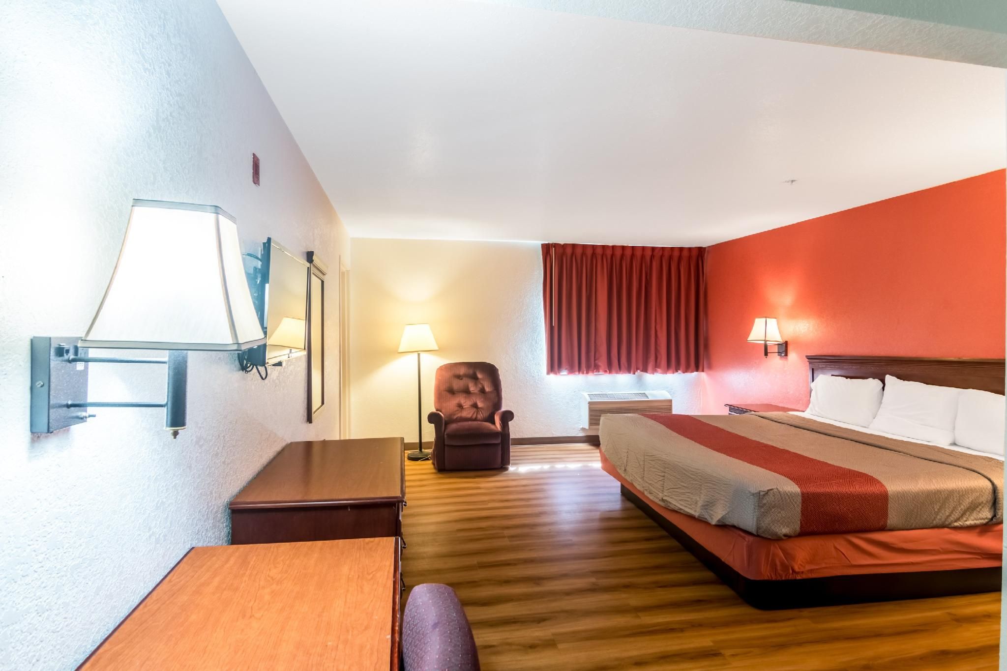 1 King Bed | Mobility Accessible RI Shower Nsmk