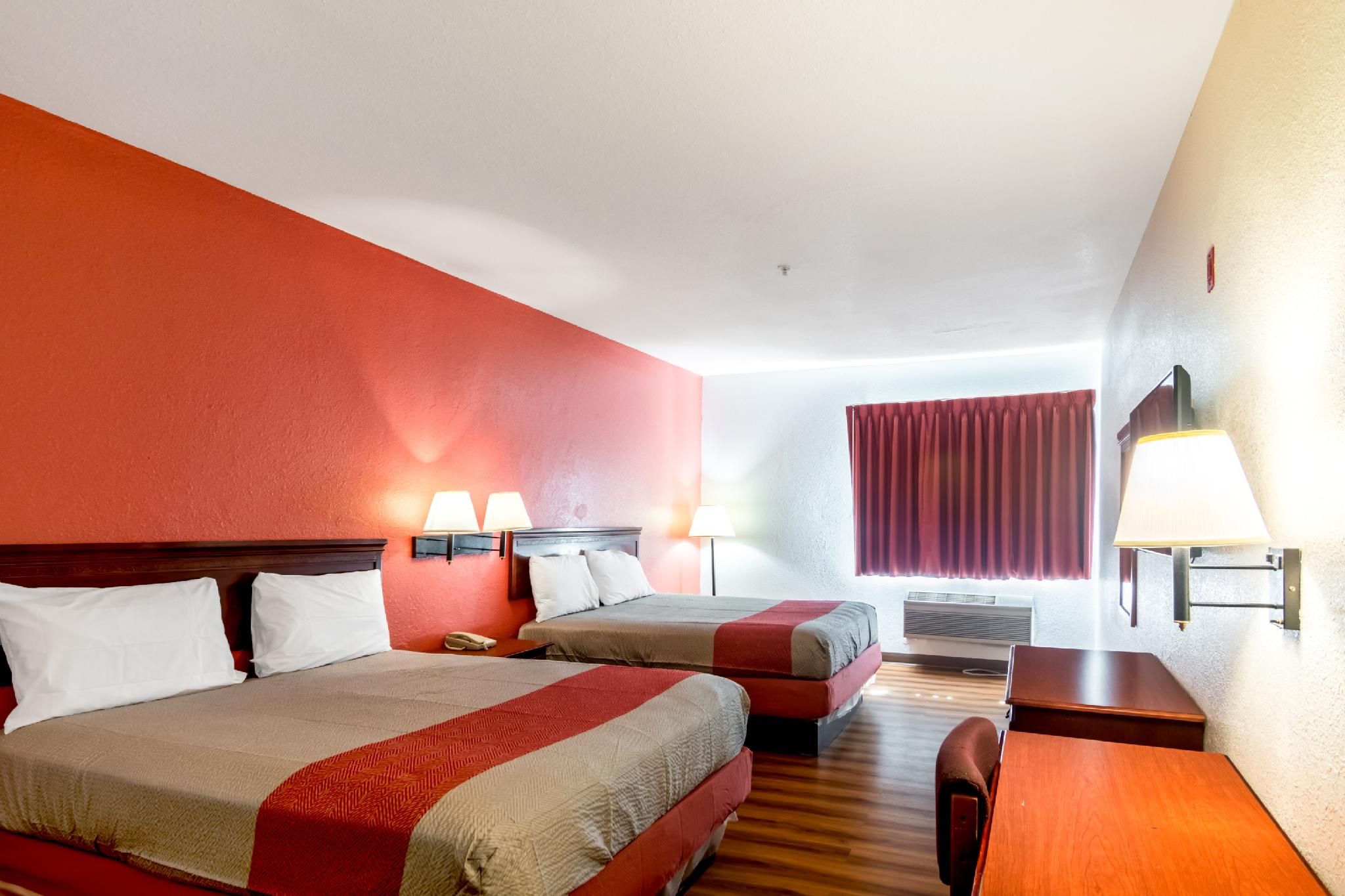 2 Queen Beds | Smoking