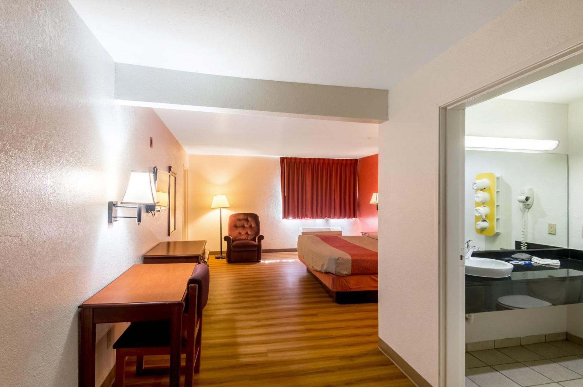 King Room with Roll-in Shower - Disability Access - Non-Smoking