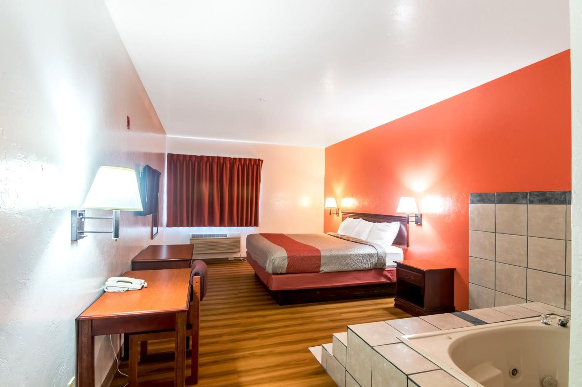 King Suite with Spa Bath - Non-Smoking