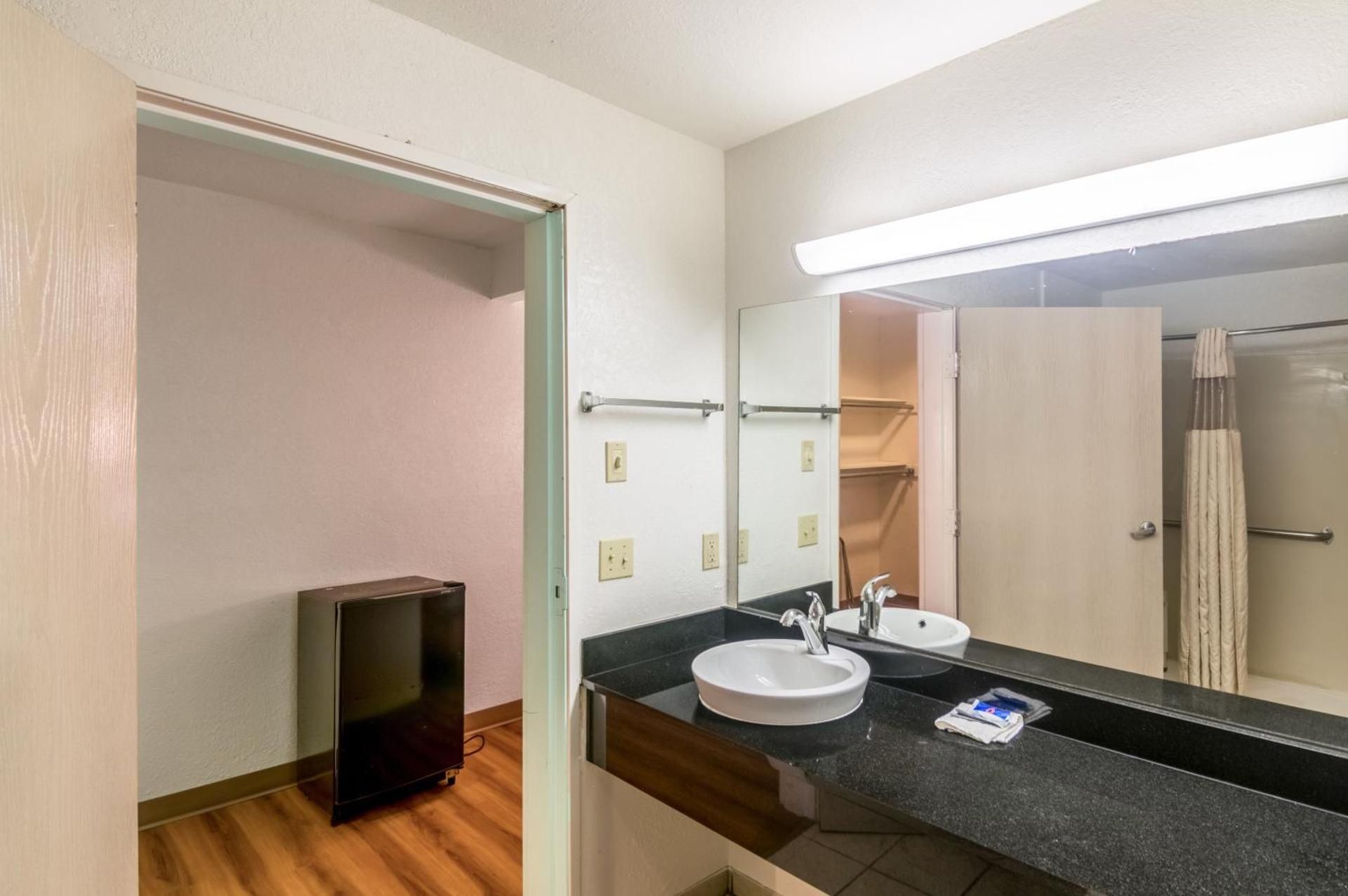 Deluxe King Suite - Non-Smoking