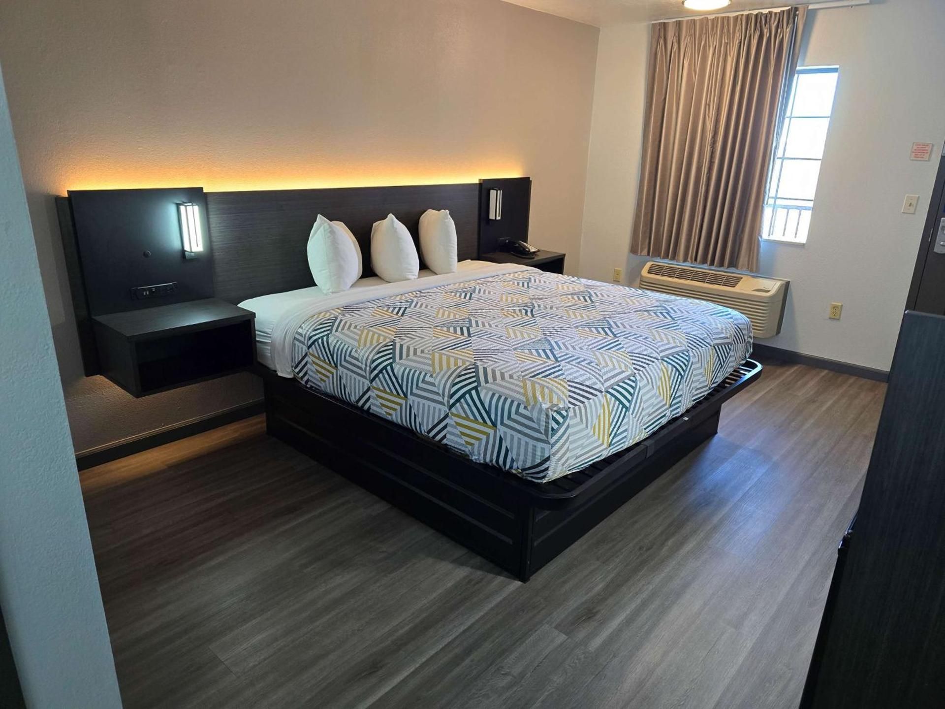 King Room with Roll-in Shower - Disability Access - Non-Smoking
