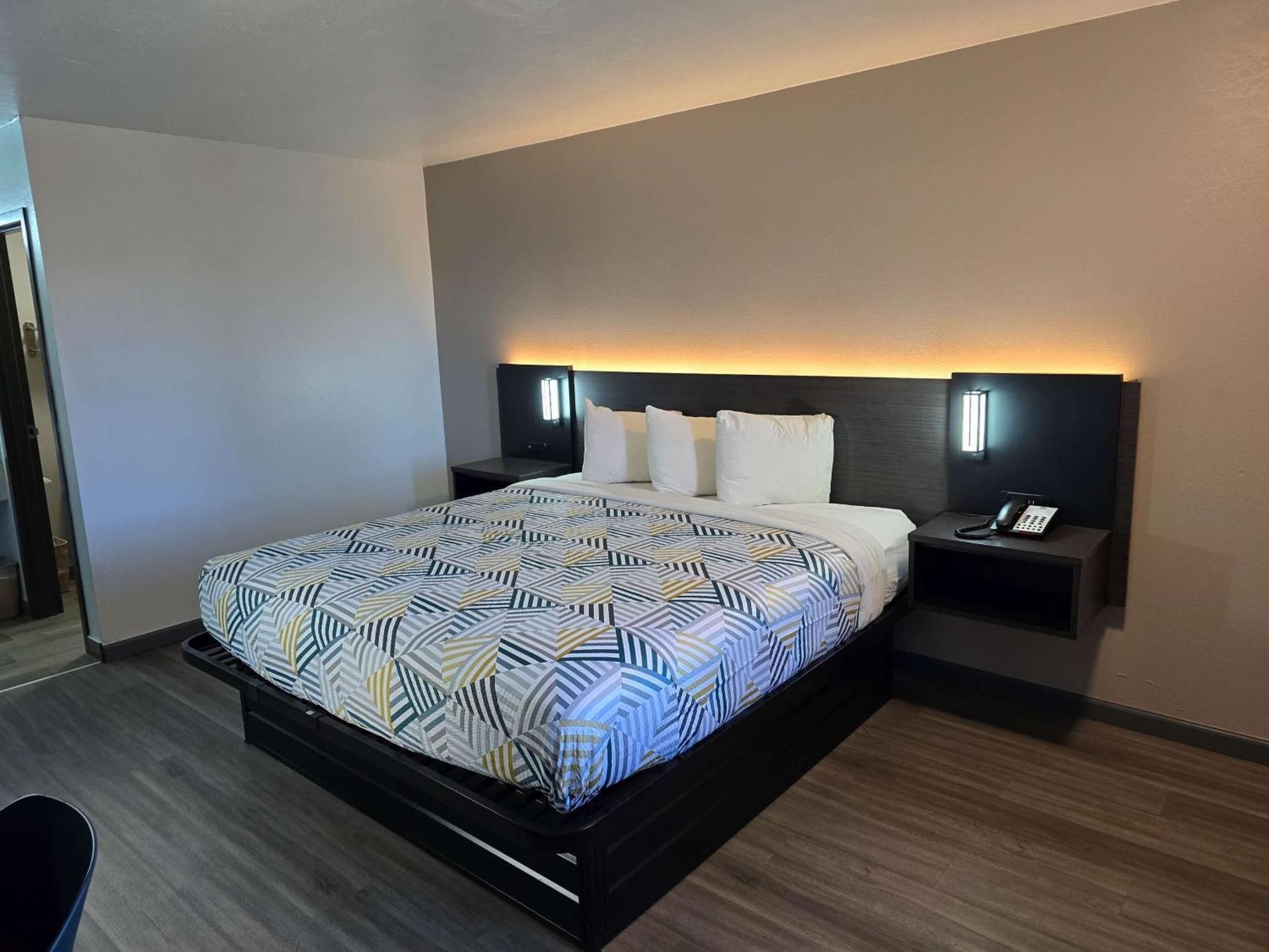 King Room with Roll-in Shower - Disability Access - Non-Smoking