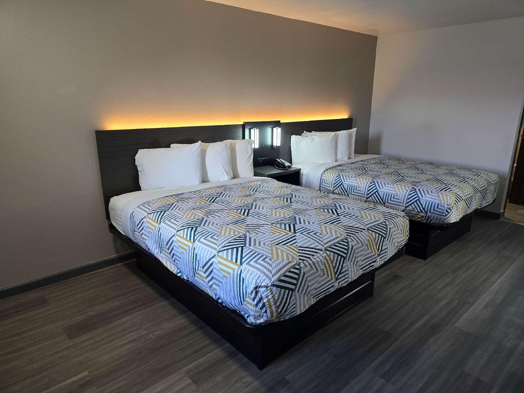 2 Queen Beds | Smoking, Micfridge