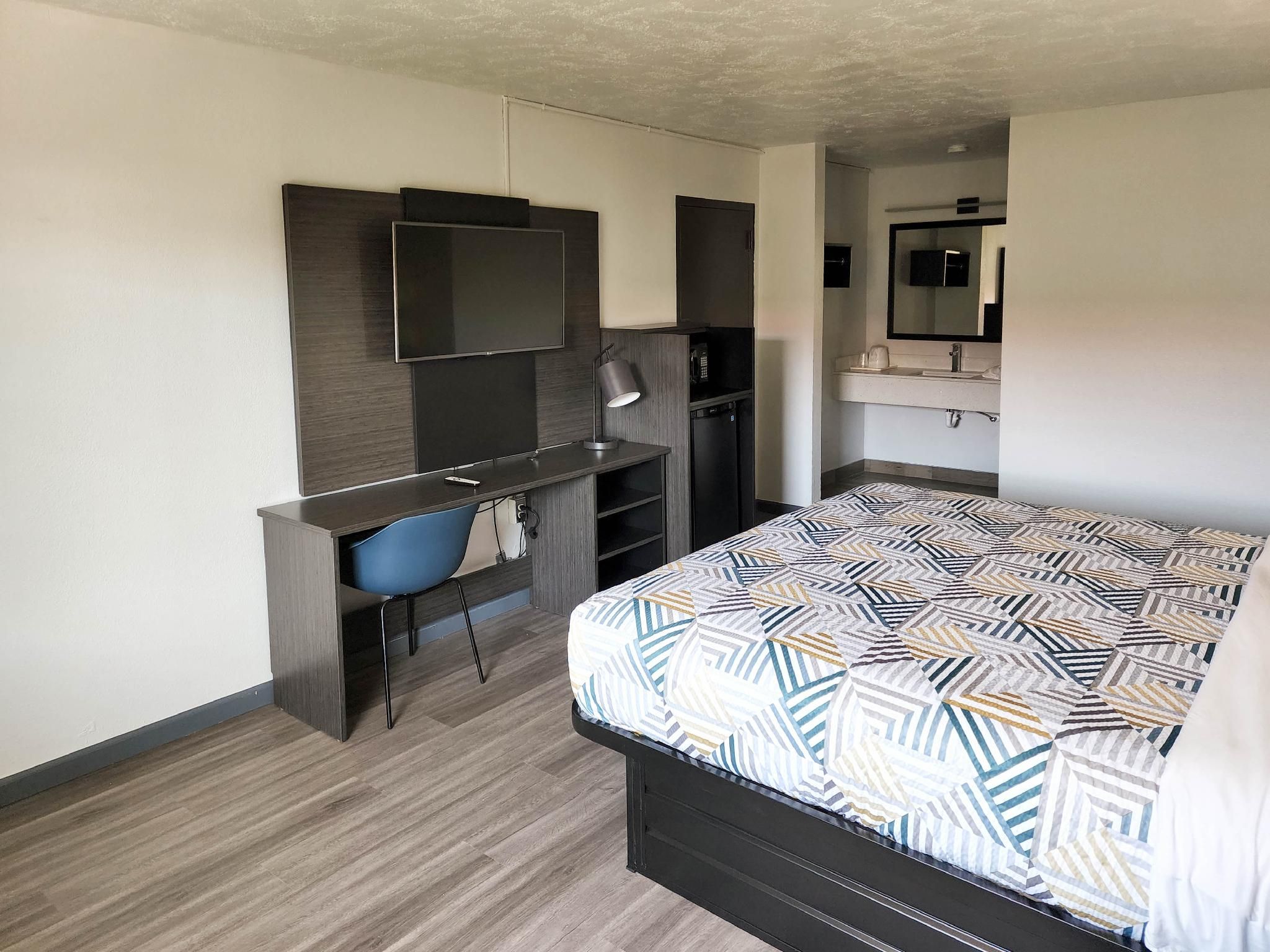 1 King Bed | Non-Smoking, Hot Tub, Micfridge