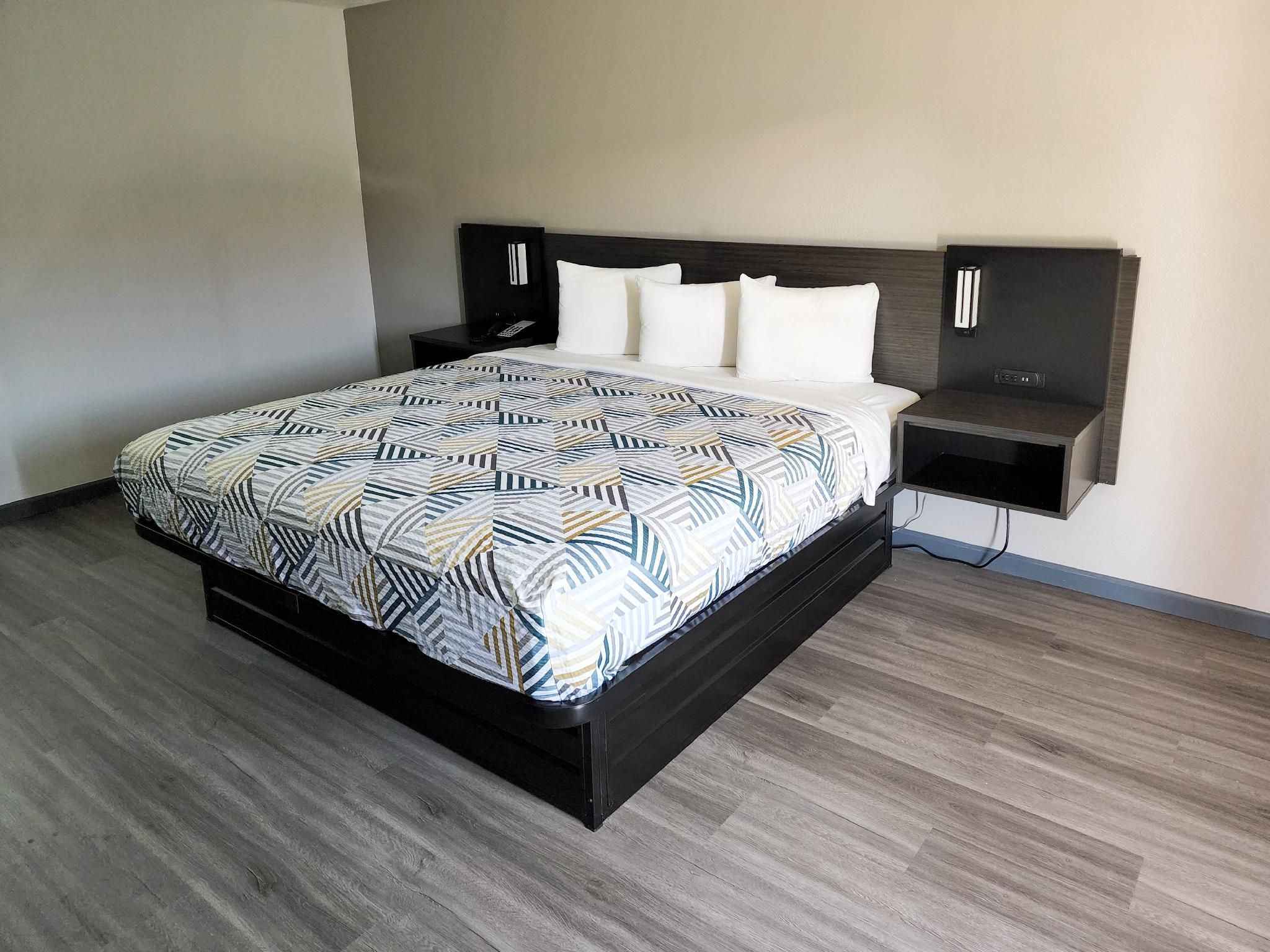 1 King Bed | Mob Acc RI Shwr Nsmk Micfridg