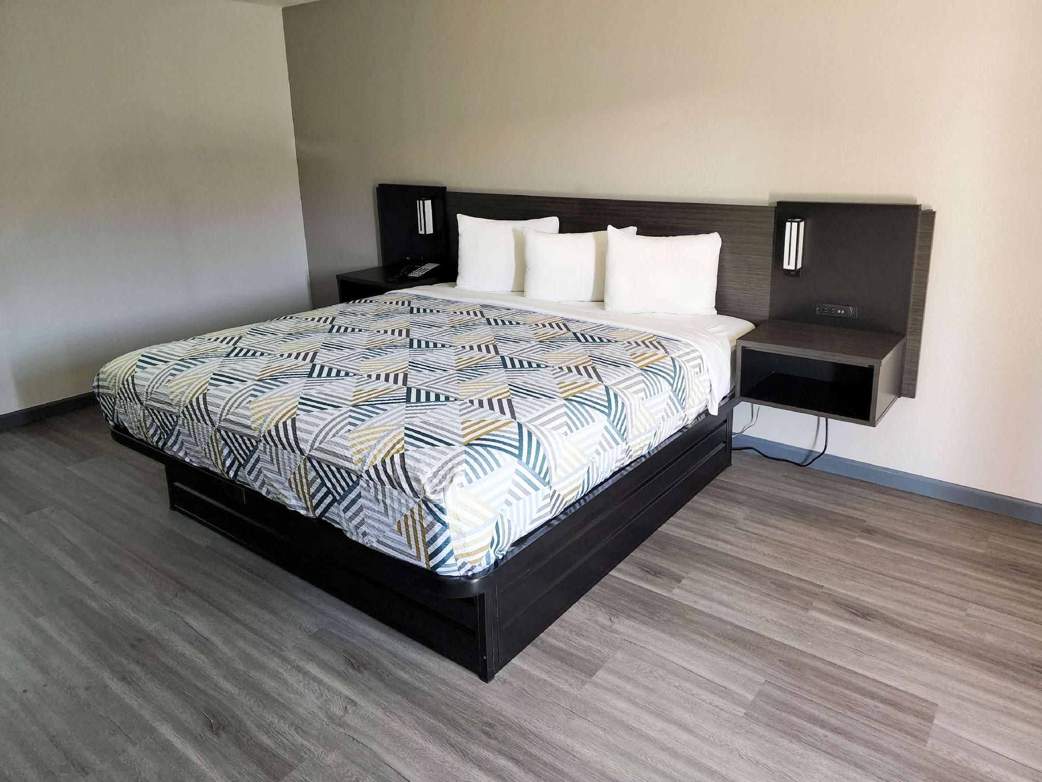 1 King Bed | Smoking, Micfridge