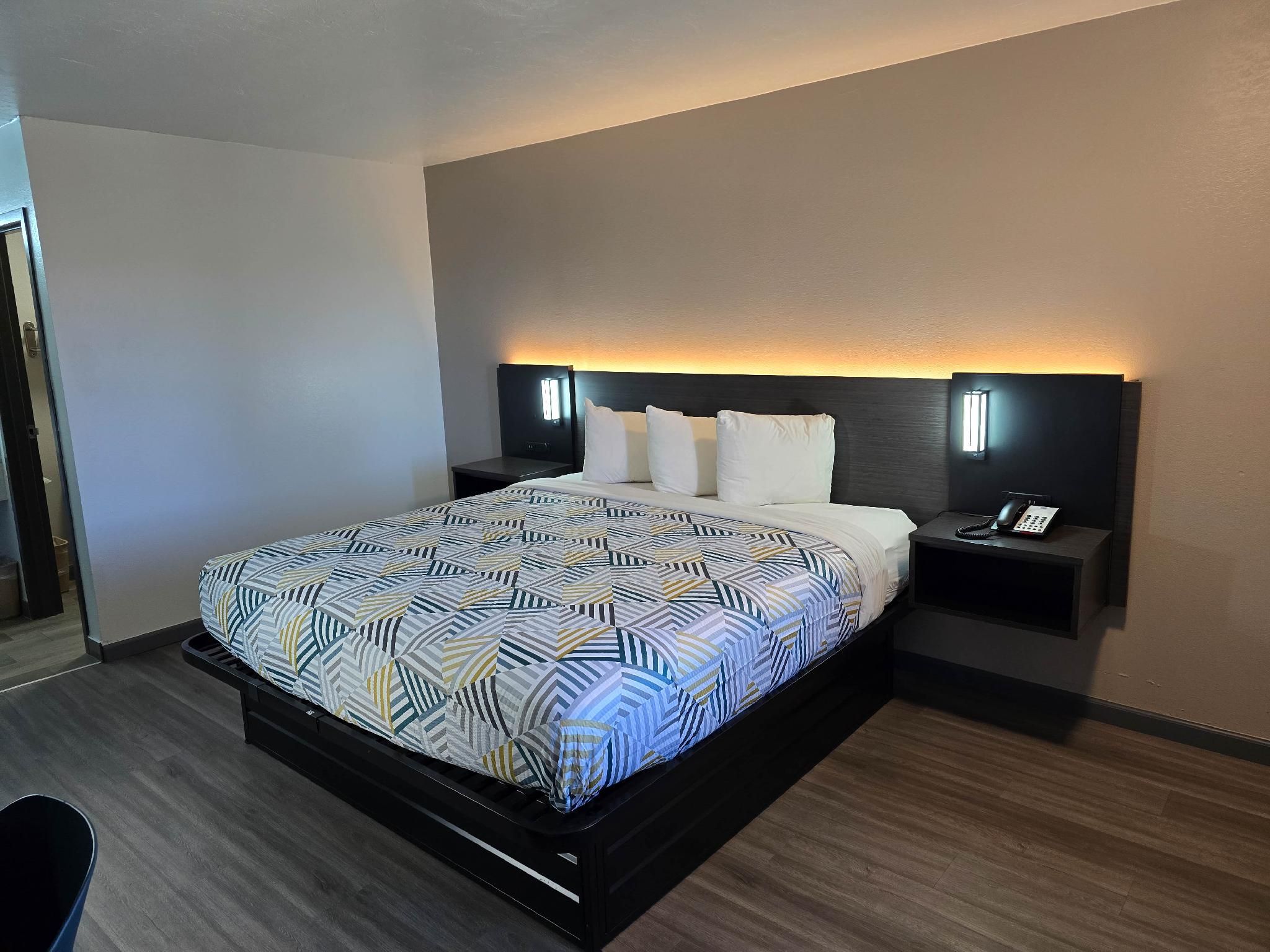 1 King Bed | Non-Smoking, Hot Tub, Micfridge