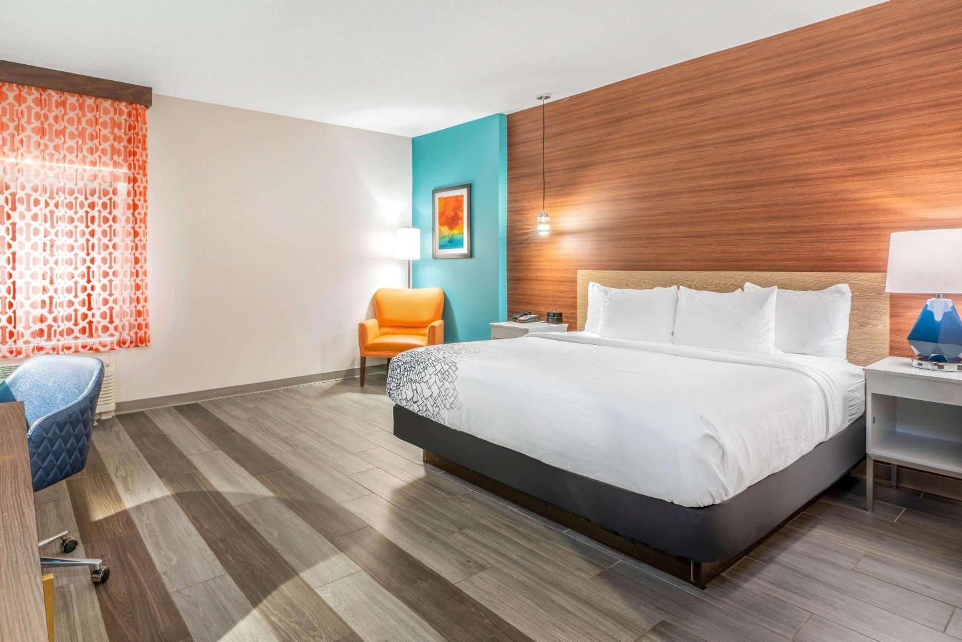 1 King Bed, Non-Smoking