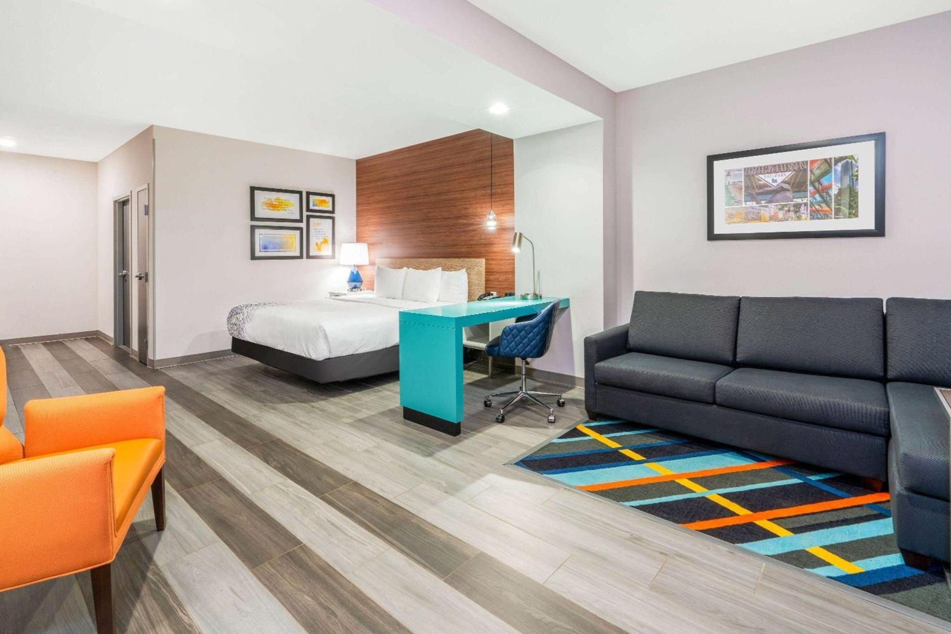 1 King Bed, Deluxe Studio Suite, Non-Smoking