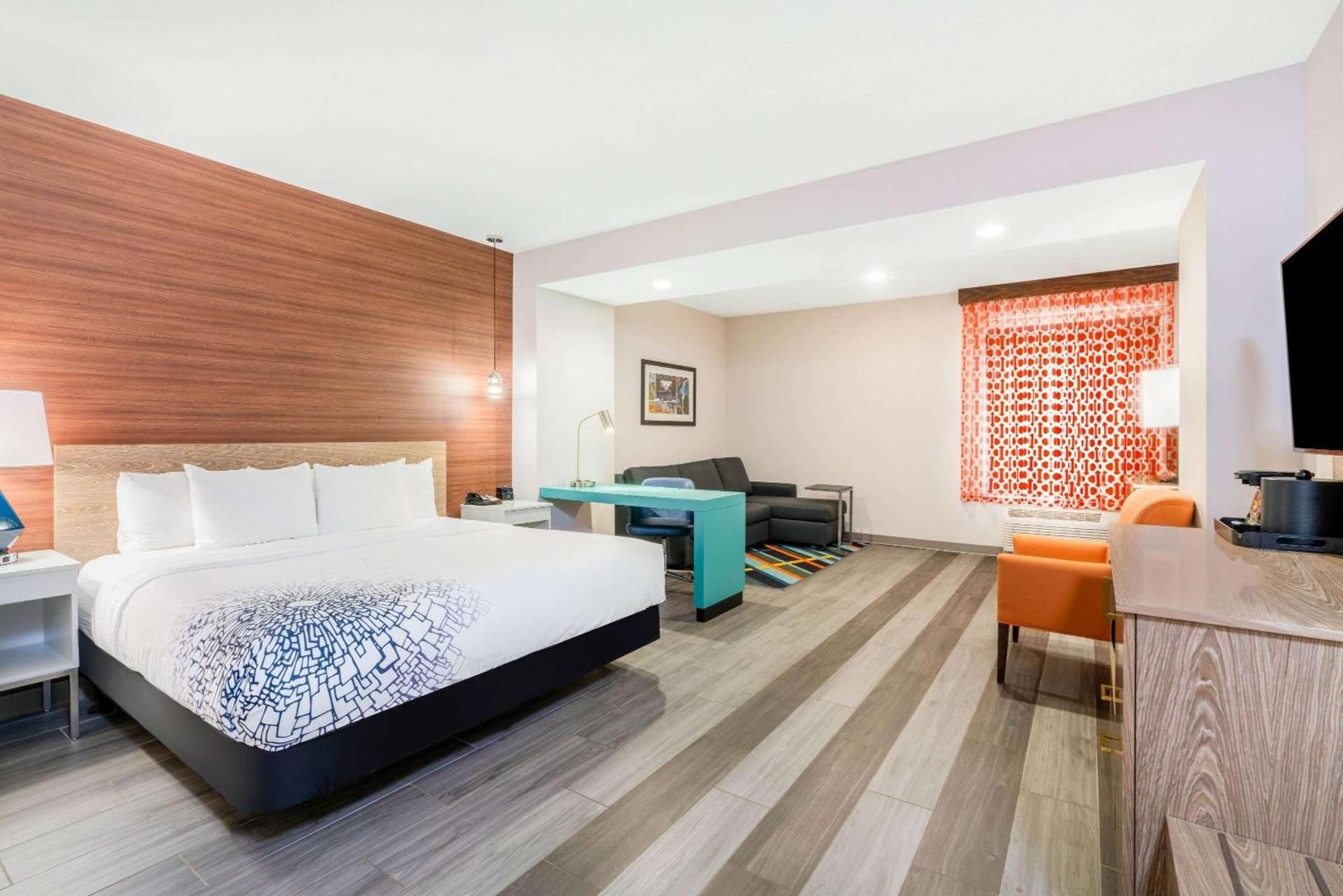 1 King Bed, Deluxe Mobility Accessible Room, Non-Smoking