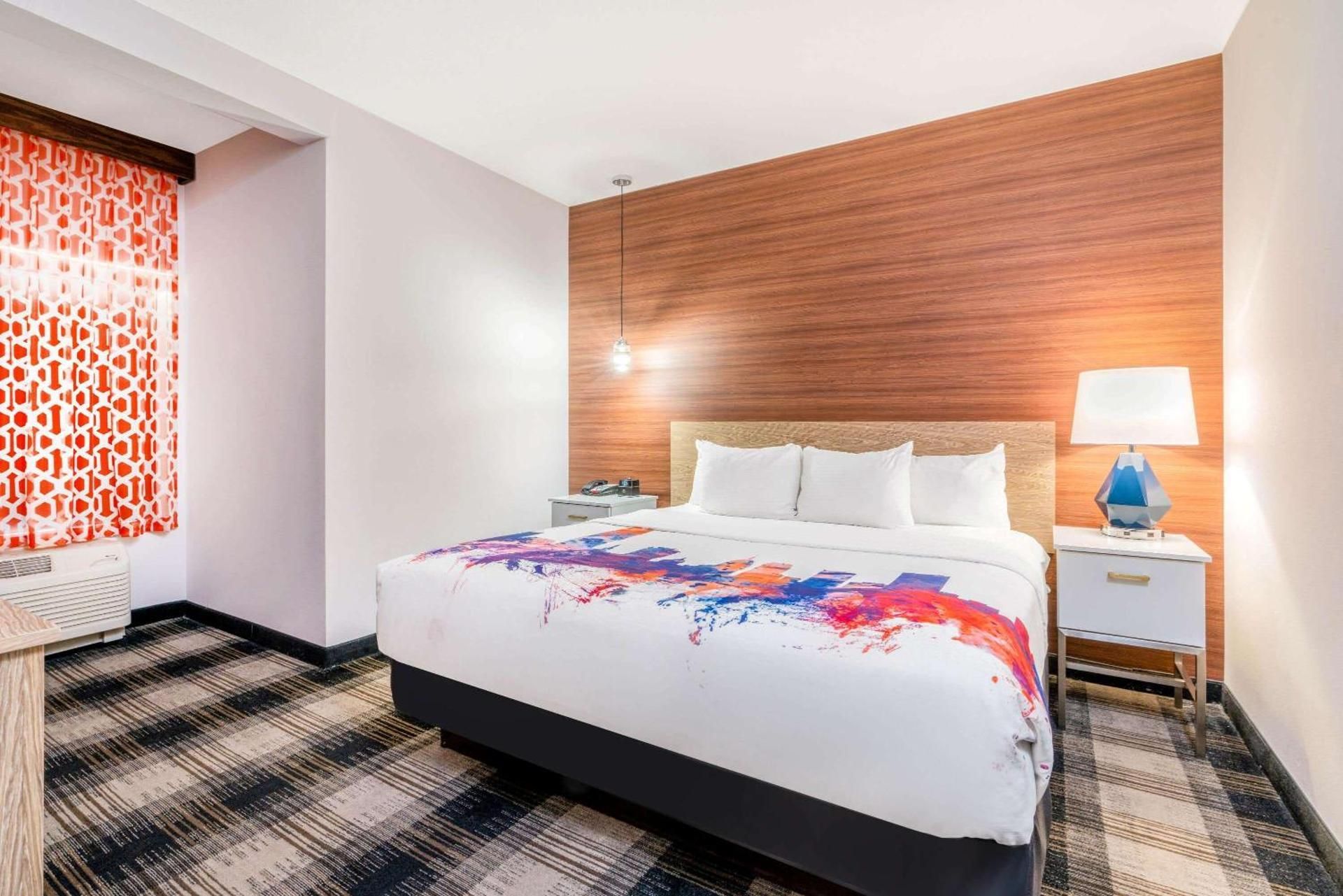 1 King Bed, One-Bedroom Suite, Non-Smoking