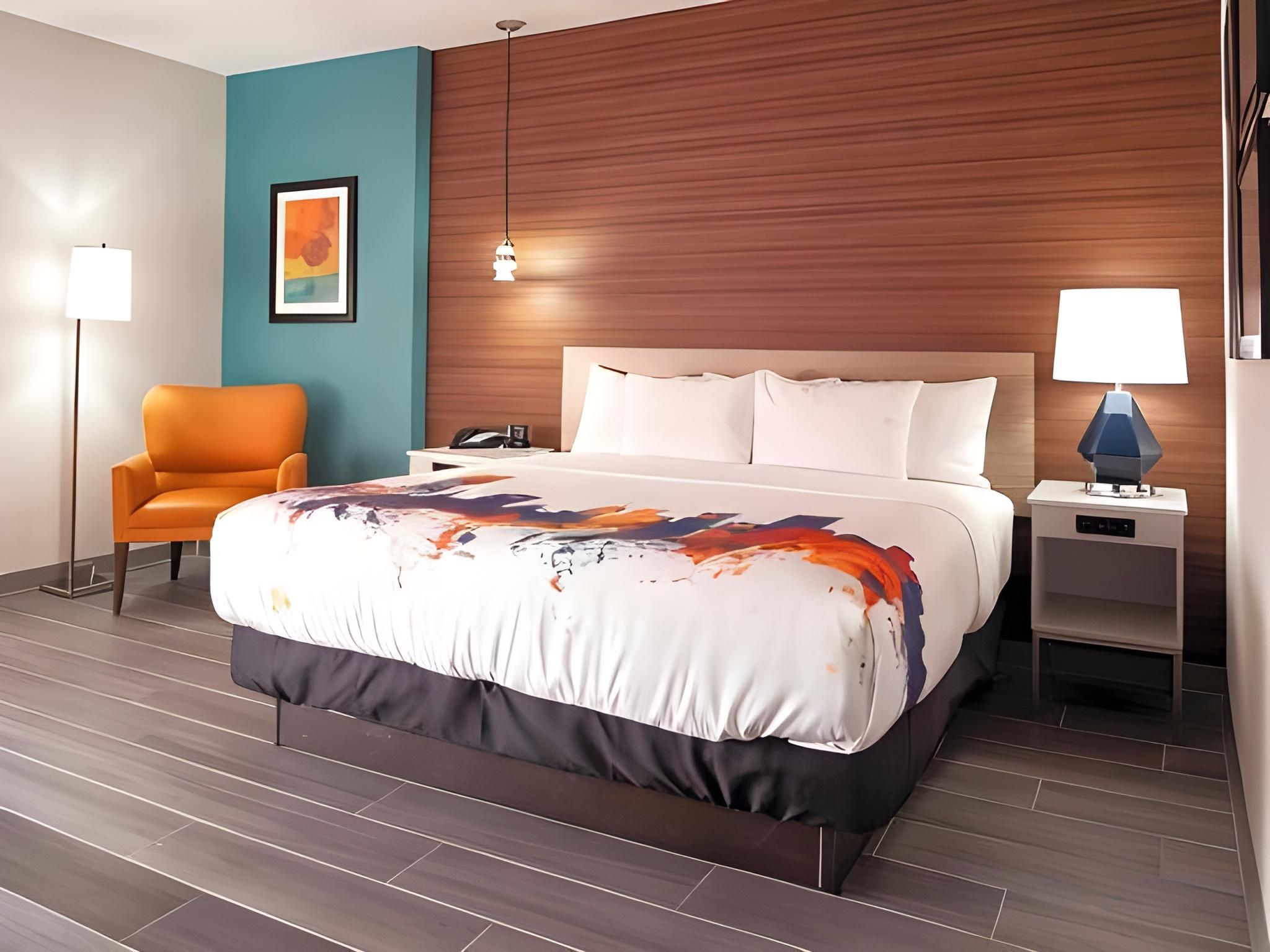 1 King Bed, Deluxe Mobility Accessible Room, Non-Smoking