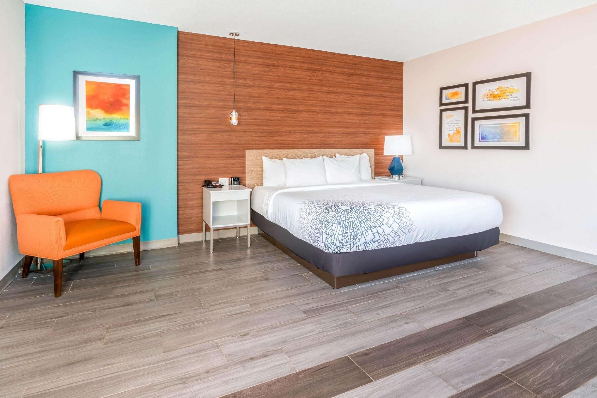 1 King Bed, Non-Smoking