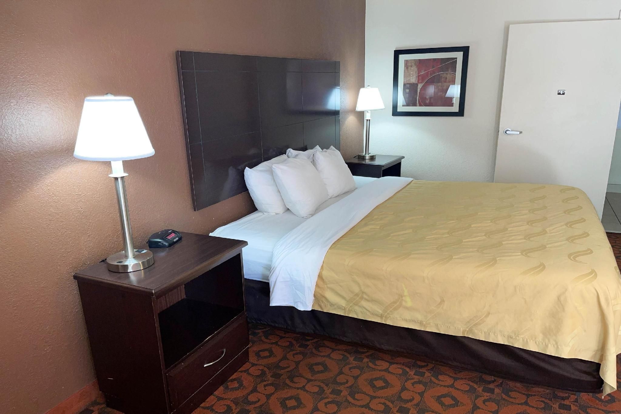 1 King Bed | Mob Acc RI Shwr Nsmk Micfridg