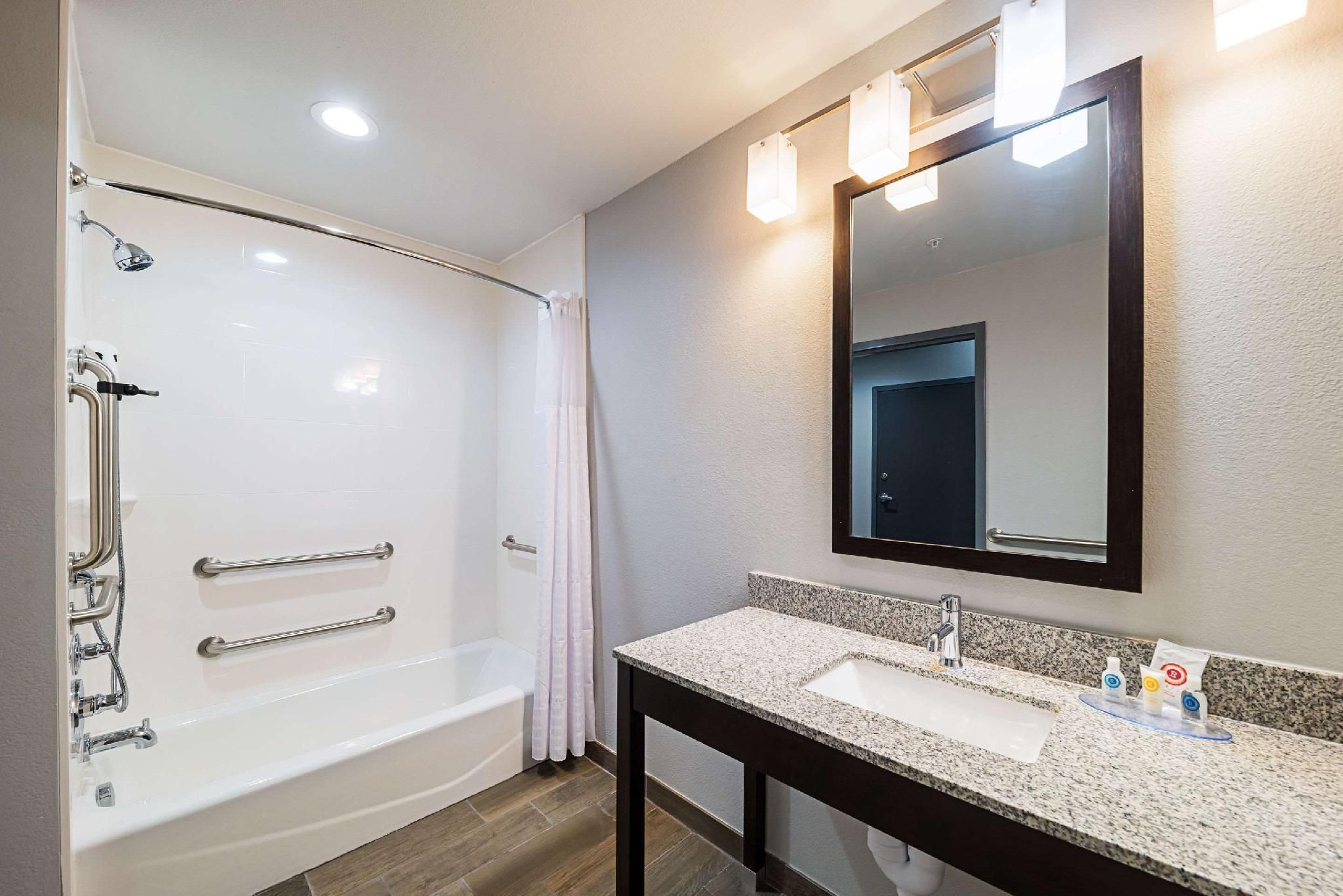 1 King Bed, Suite, Nonsmoking, Accessible