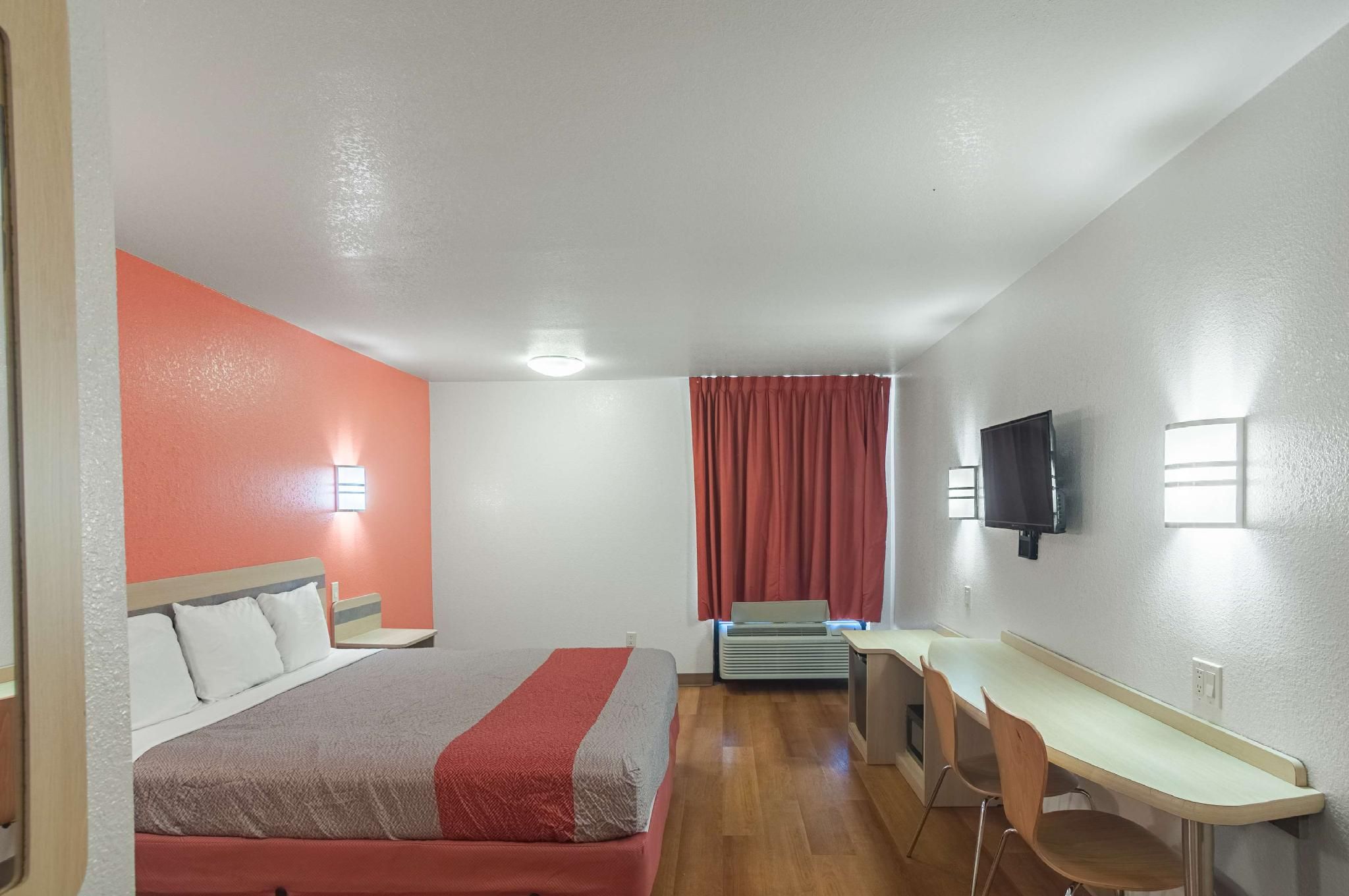 1 King Bed | Non-Smoking, Micfridge