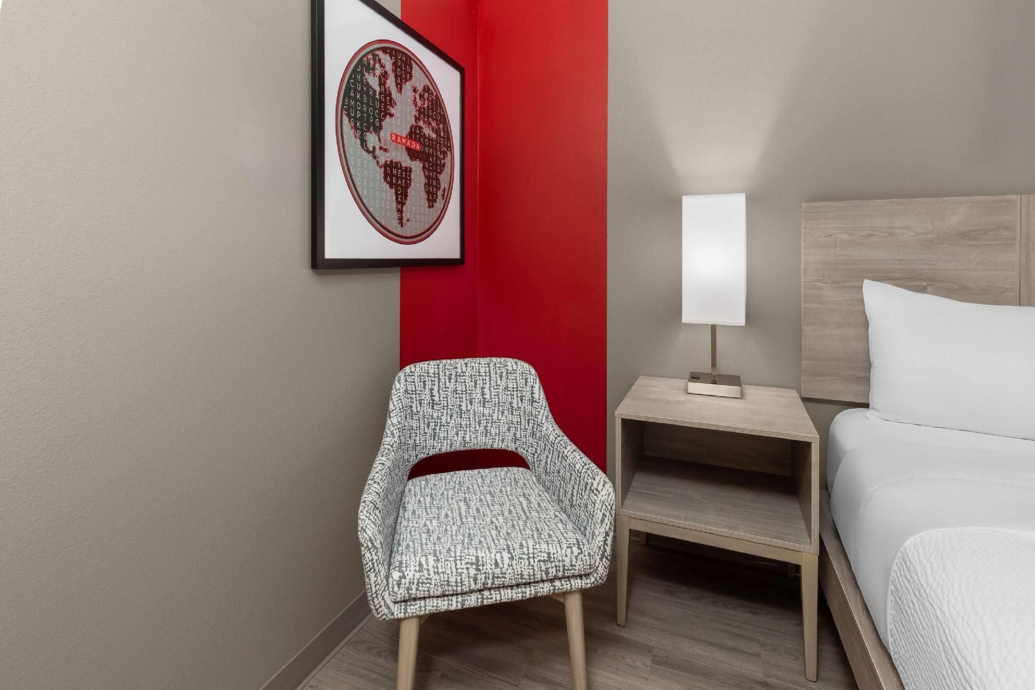 Ramada by Wyndham Kenner/New Orleans Airport South 1 King Bed, Mobility/Hearing Accessible Room, Roll-In Shower, Non-Smoking 3