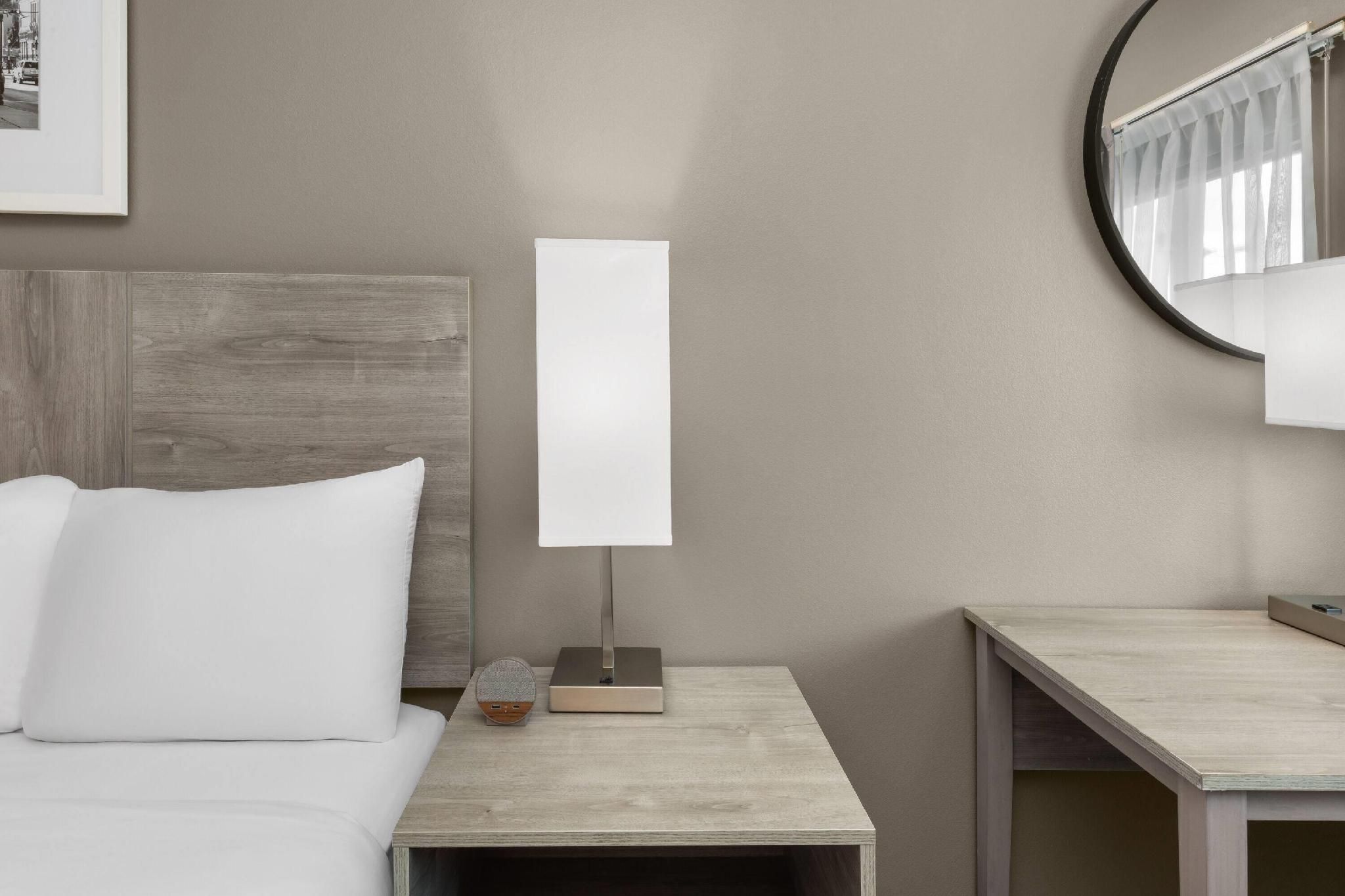 Ramada by Wyndham Kenner/New Orleans Airport South 1 King Bed, Non-Smoking 3