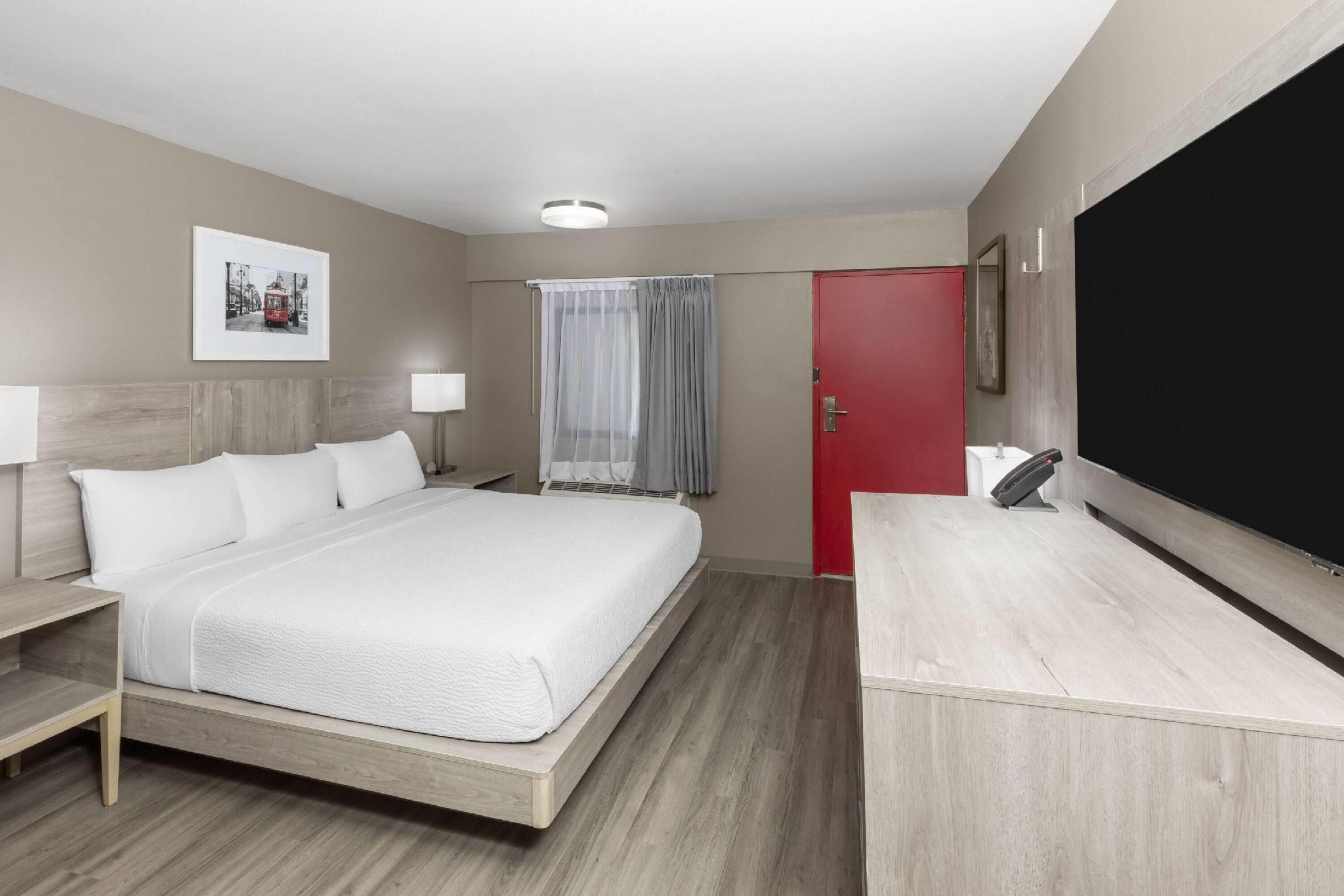 Ramada by Wyndham Kenner/New Orleans Airport South 1 King Bed, Mobility/Hearing Accessible Room, Roll-In Shower, Non-Smoking 2