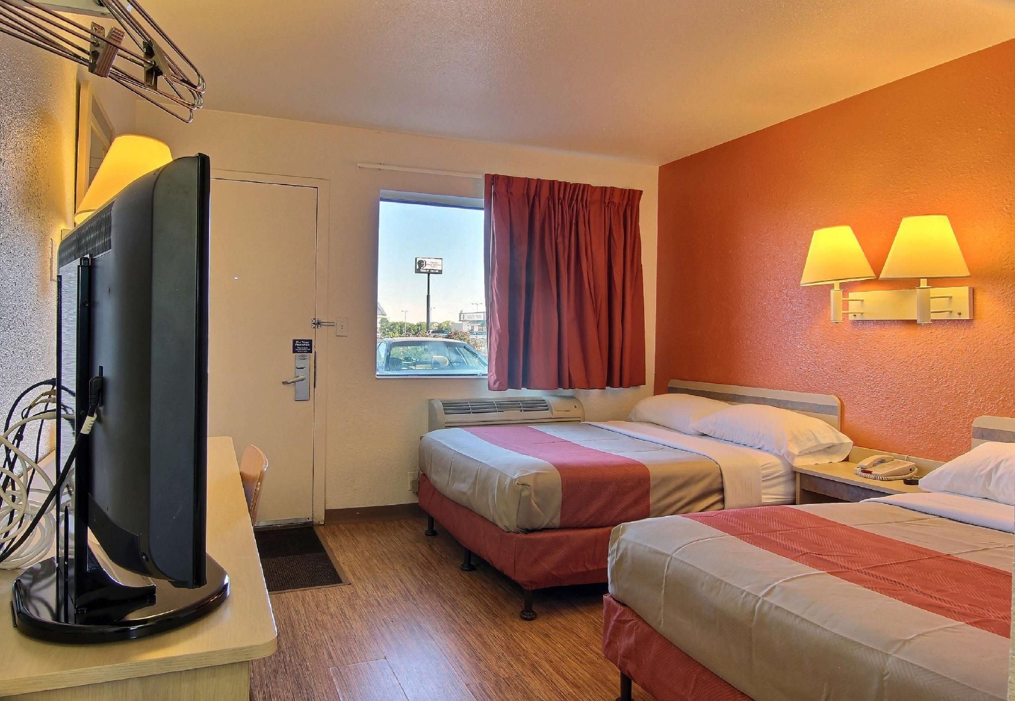 2 Full Beds | Micfridge