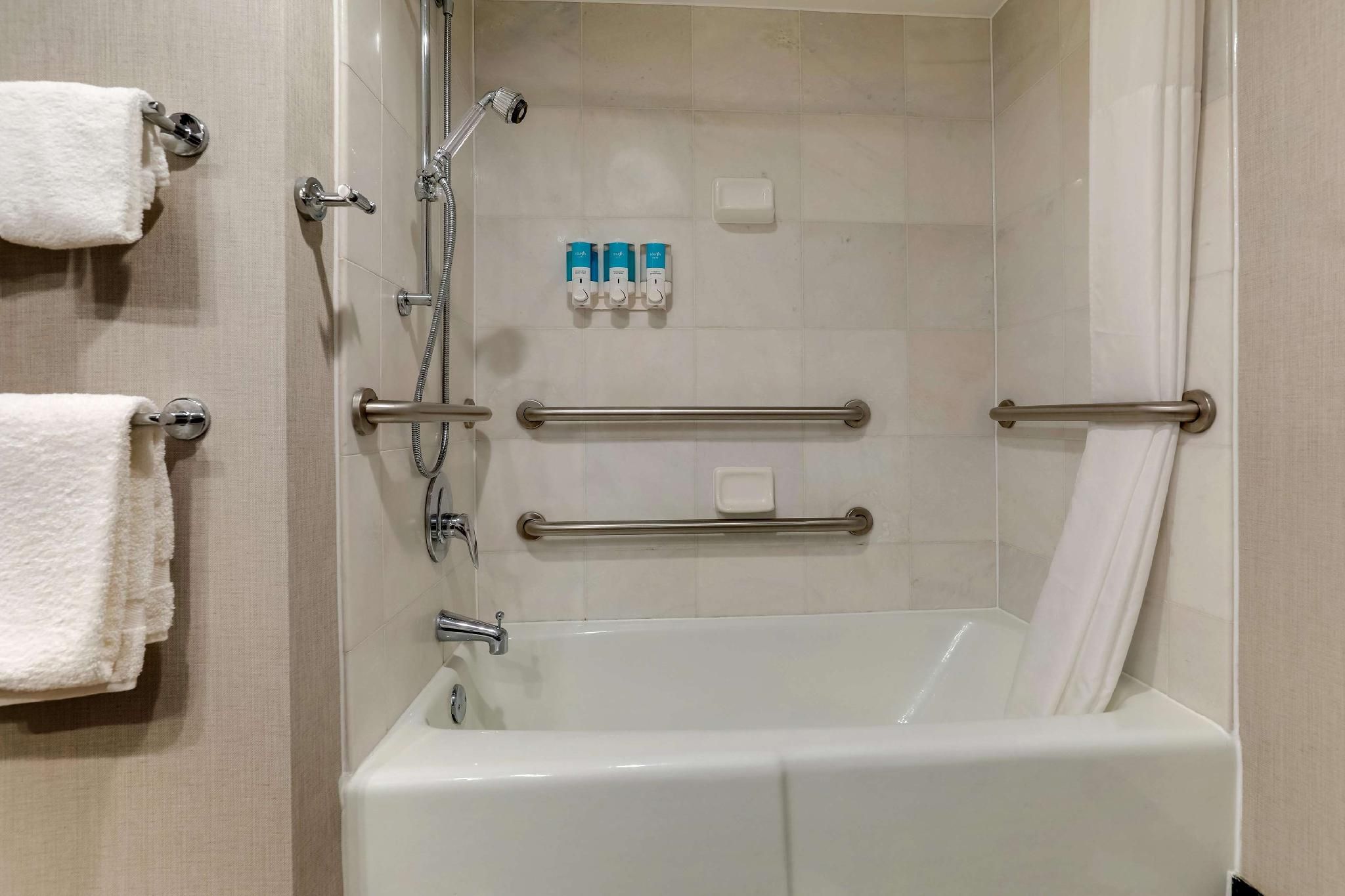 2 Queen Beds Upper Floor, Accessible with Tub