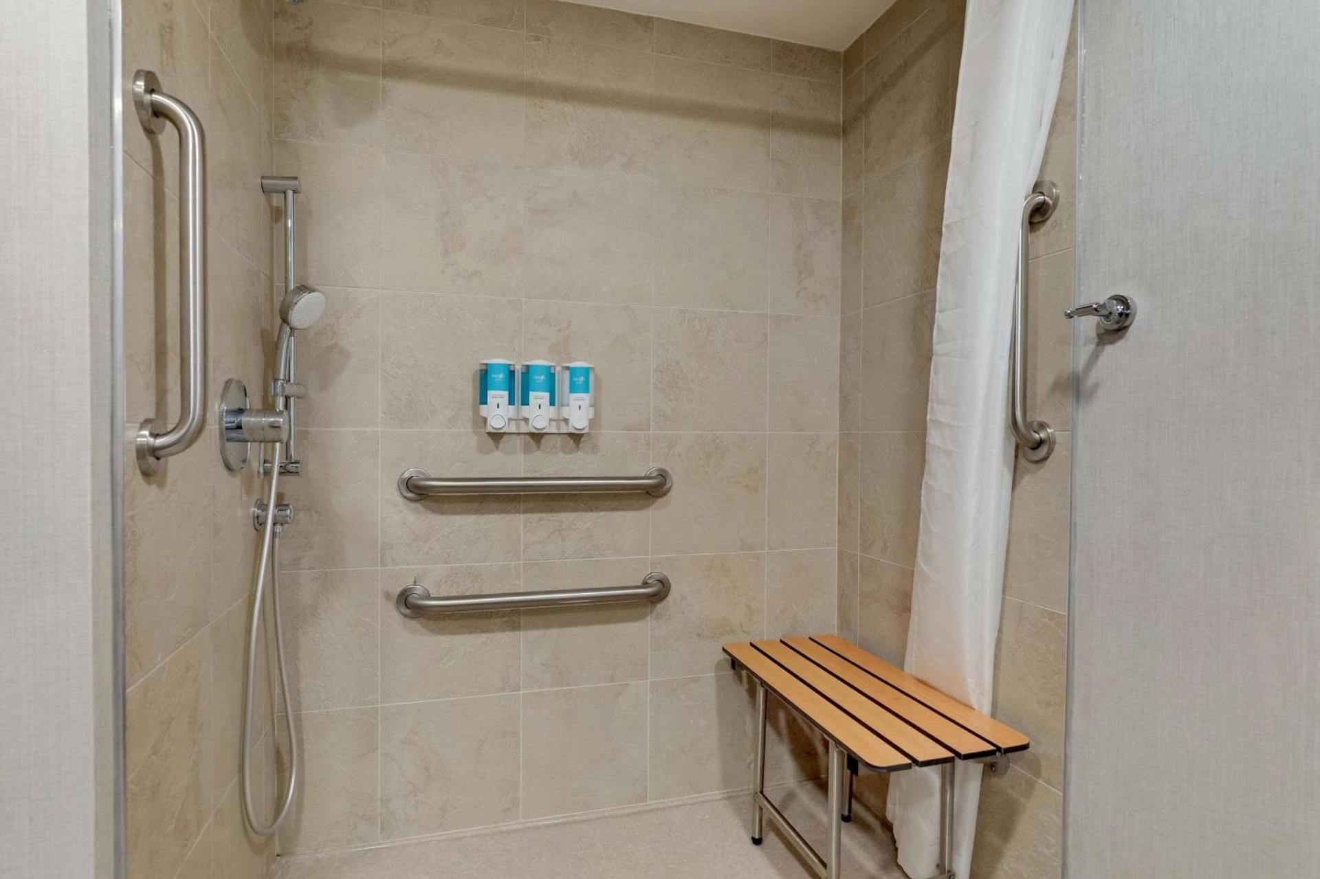 Deluxe King Room - Accessible, Roll-in Shower