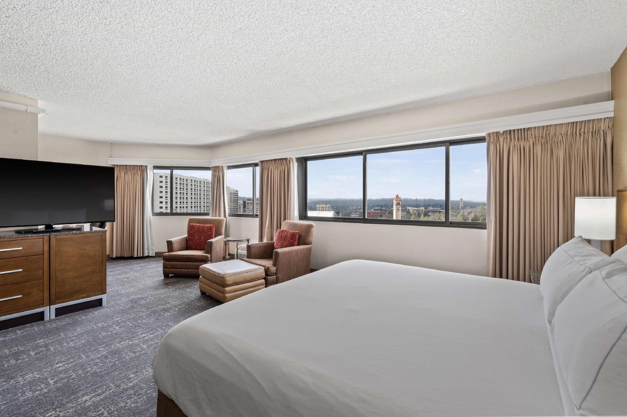 1 KING CORNER ROOM MOBILITY ACCESSIBLE W/ TUB