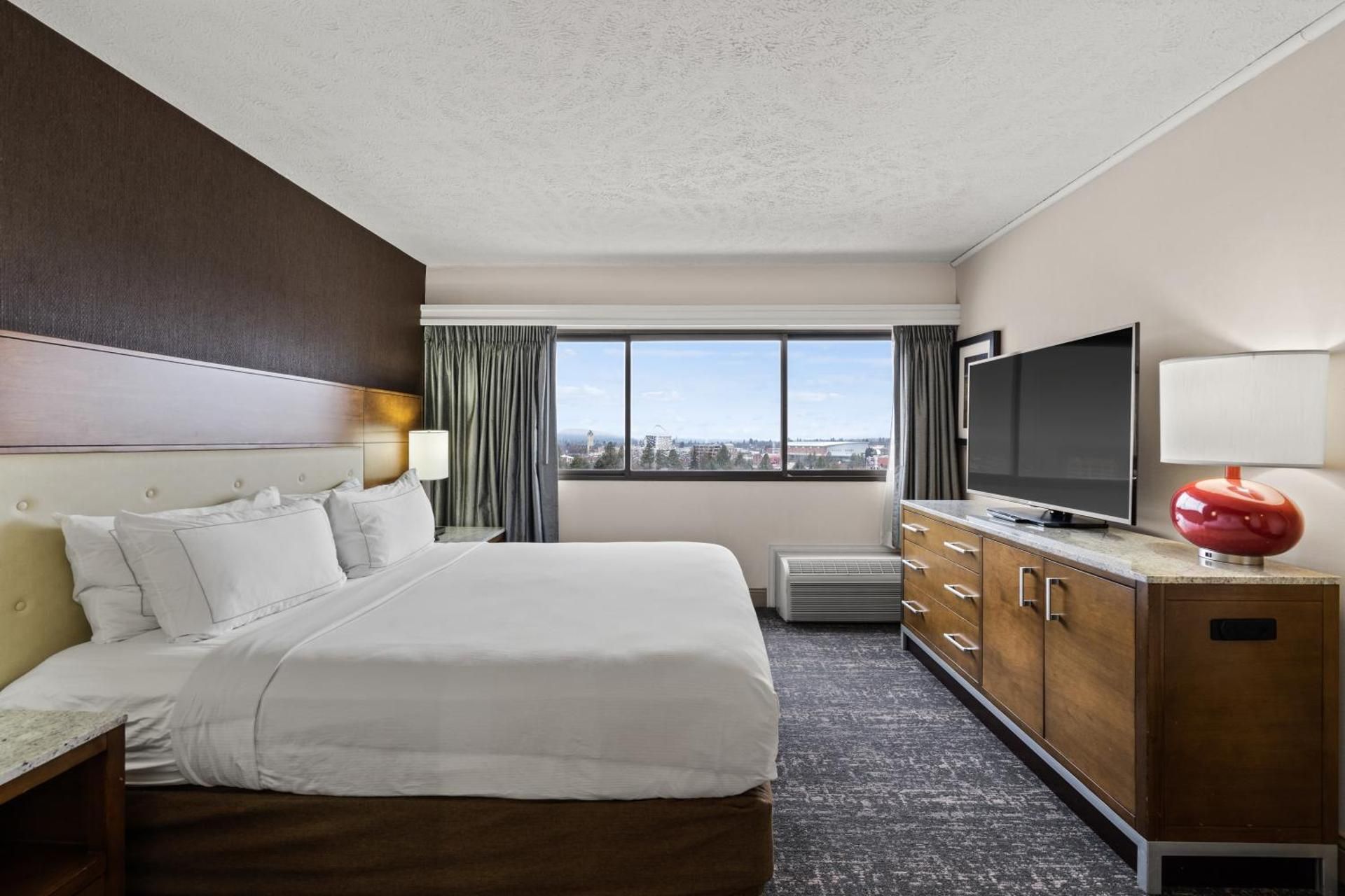 DoubleTree by Hilton Spokane-City Center 1 king Bed Standard