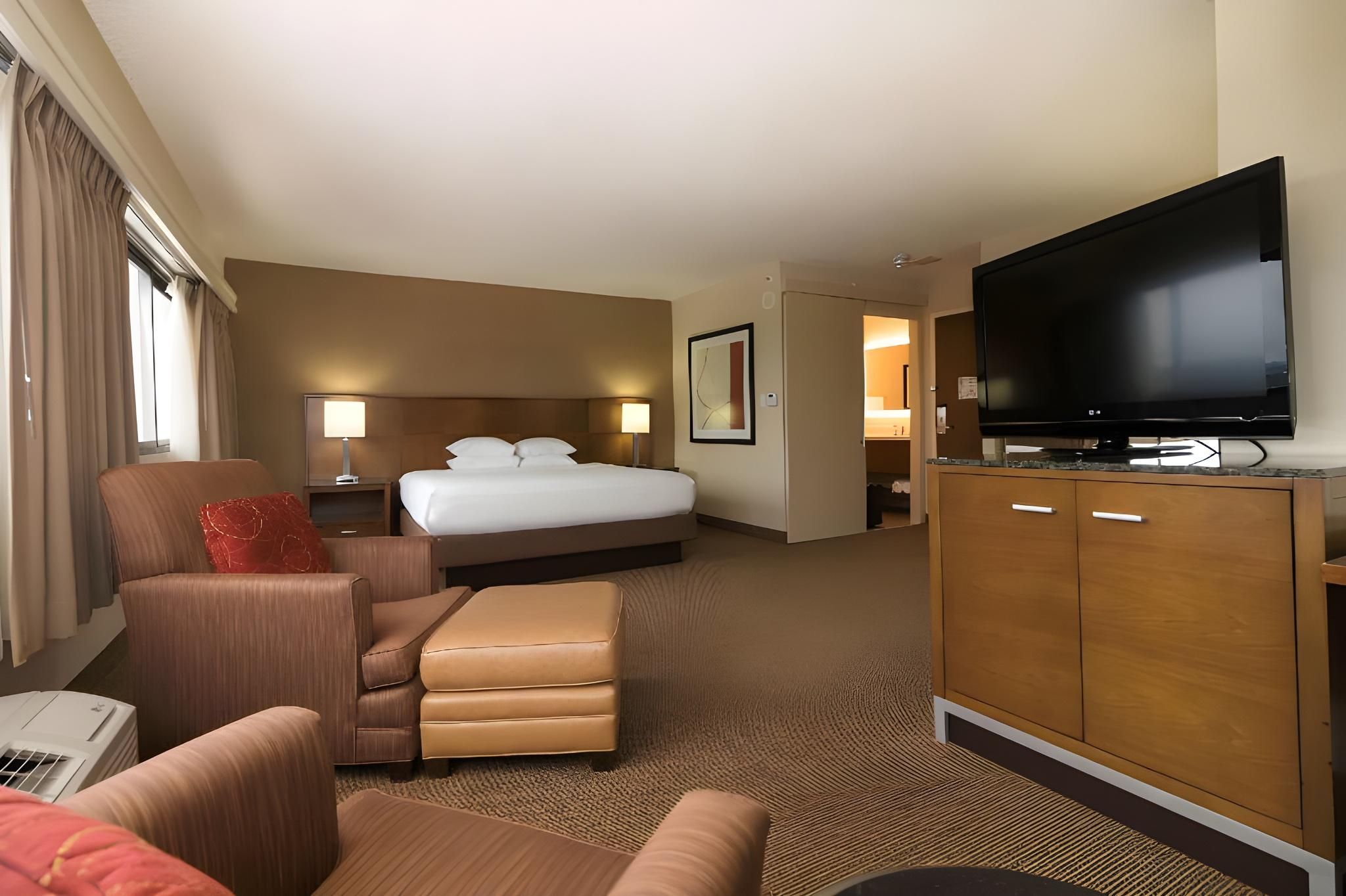 DoubleTree by Hilton Spokane-City Center STATESMAN SUITE 1 KING BED