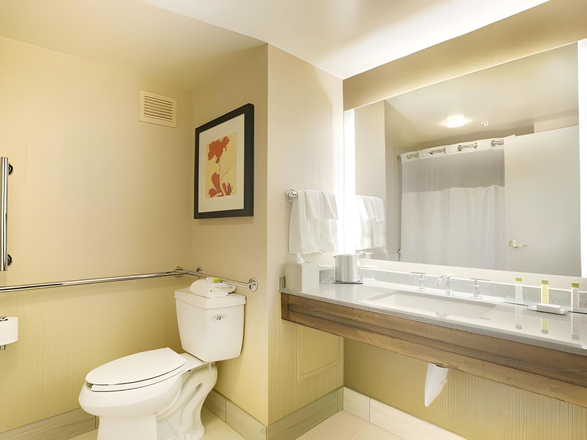 2 QUEEN BEDS MOB ACCESS WITH TUB/SHOWER