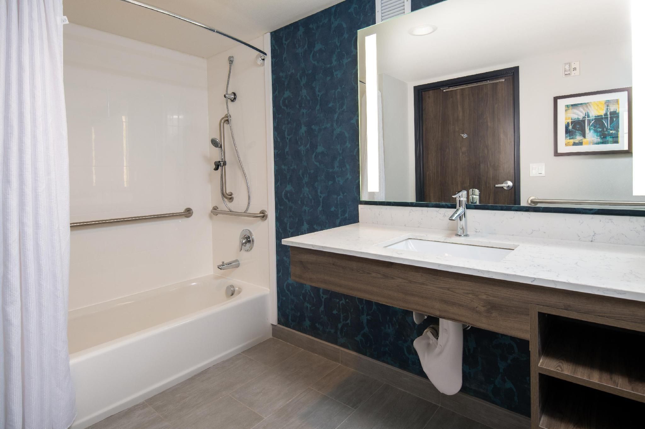 La Quinta Inn & Suites by Wyndham Spokane Downtown 2 Queen Beds, Mobility Accessible Room, Bathtub w/ Grab Bars, Non-Smoking 3