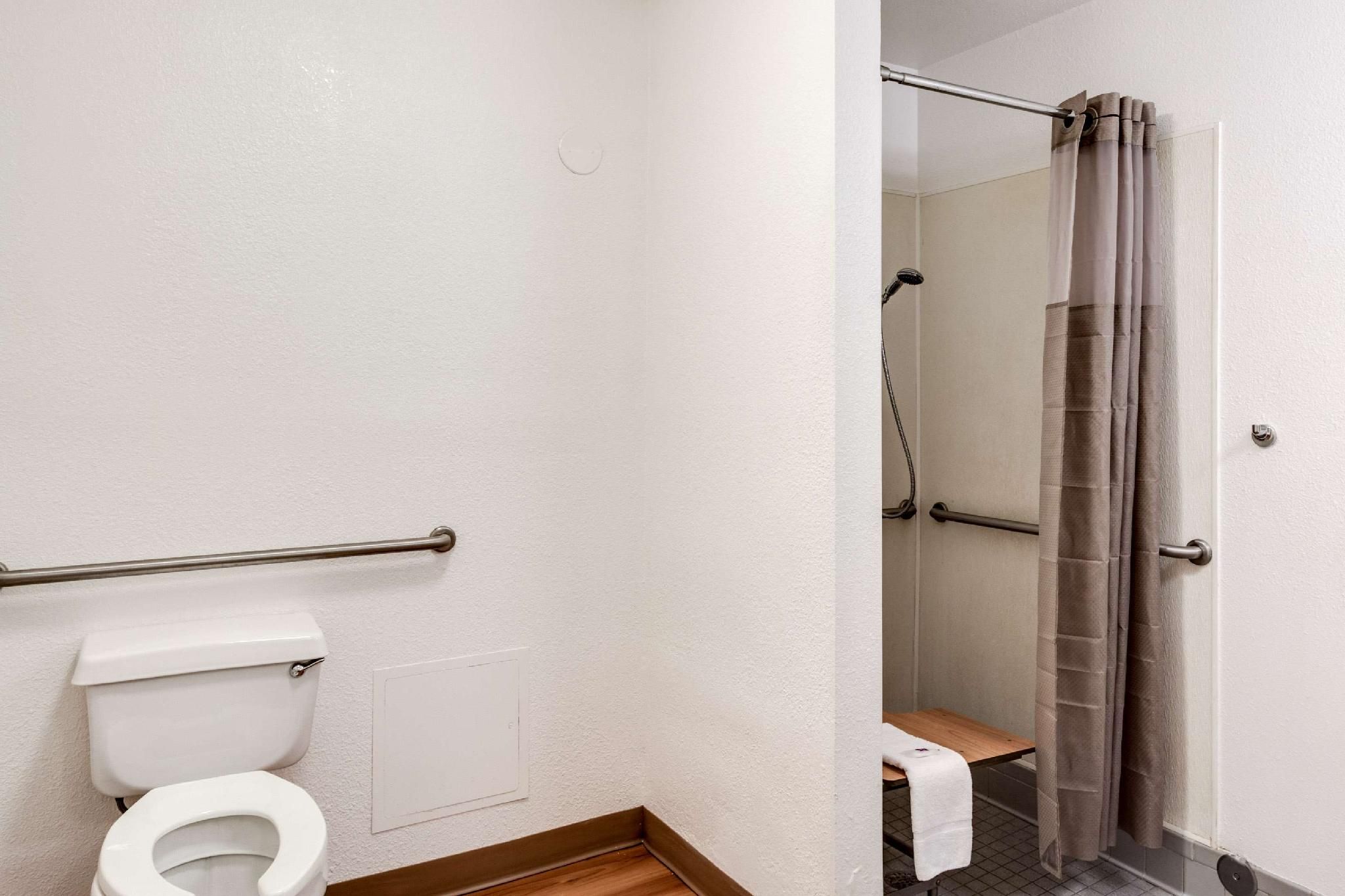 1 Full Bed | ADA/RI Shower/Smoking