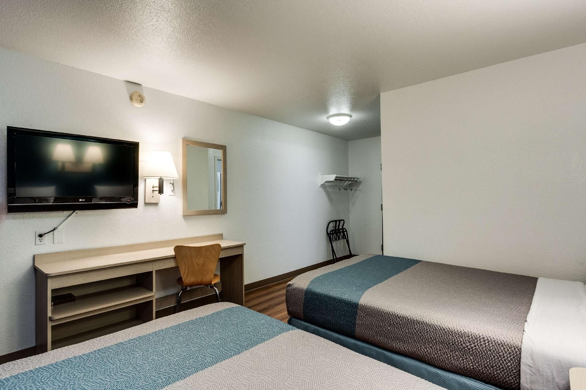 2 Full Beds | Smoking