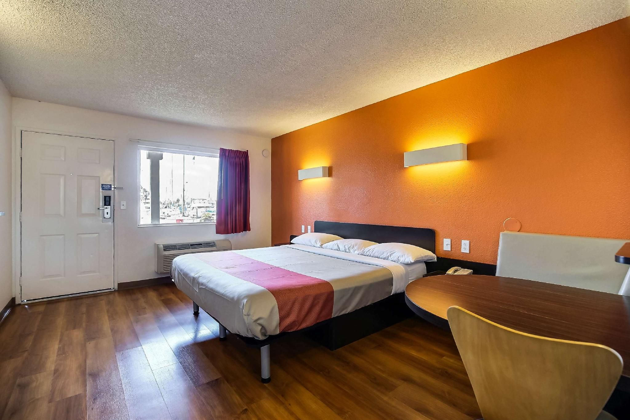1 Queen Bed | ADA/Tub