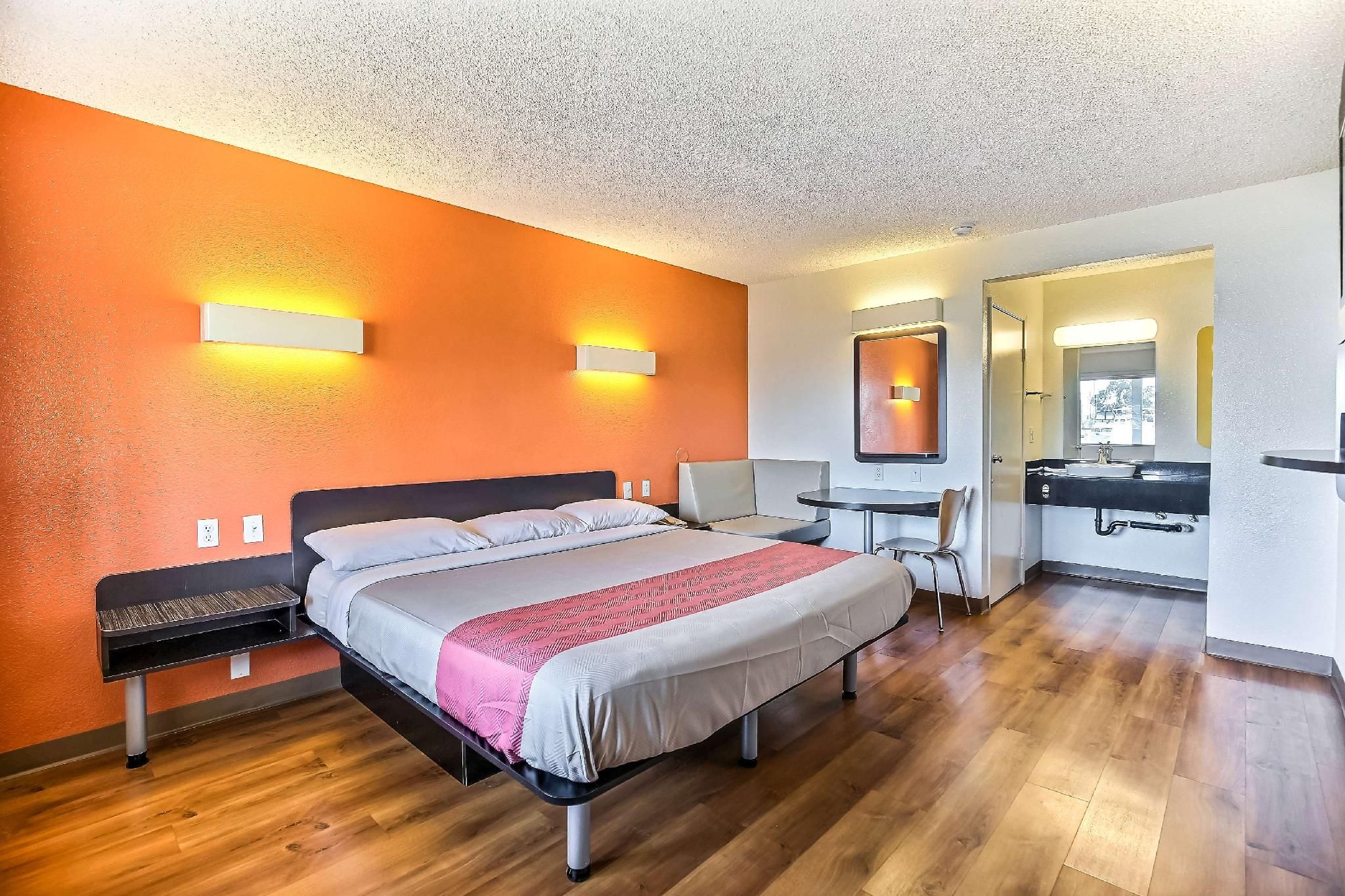 1 Queen Bed | ADA/Tub