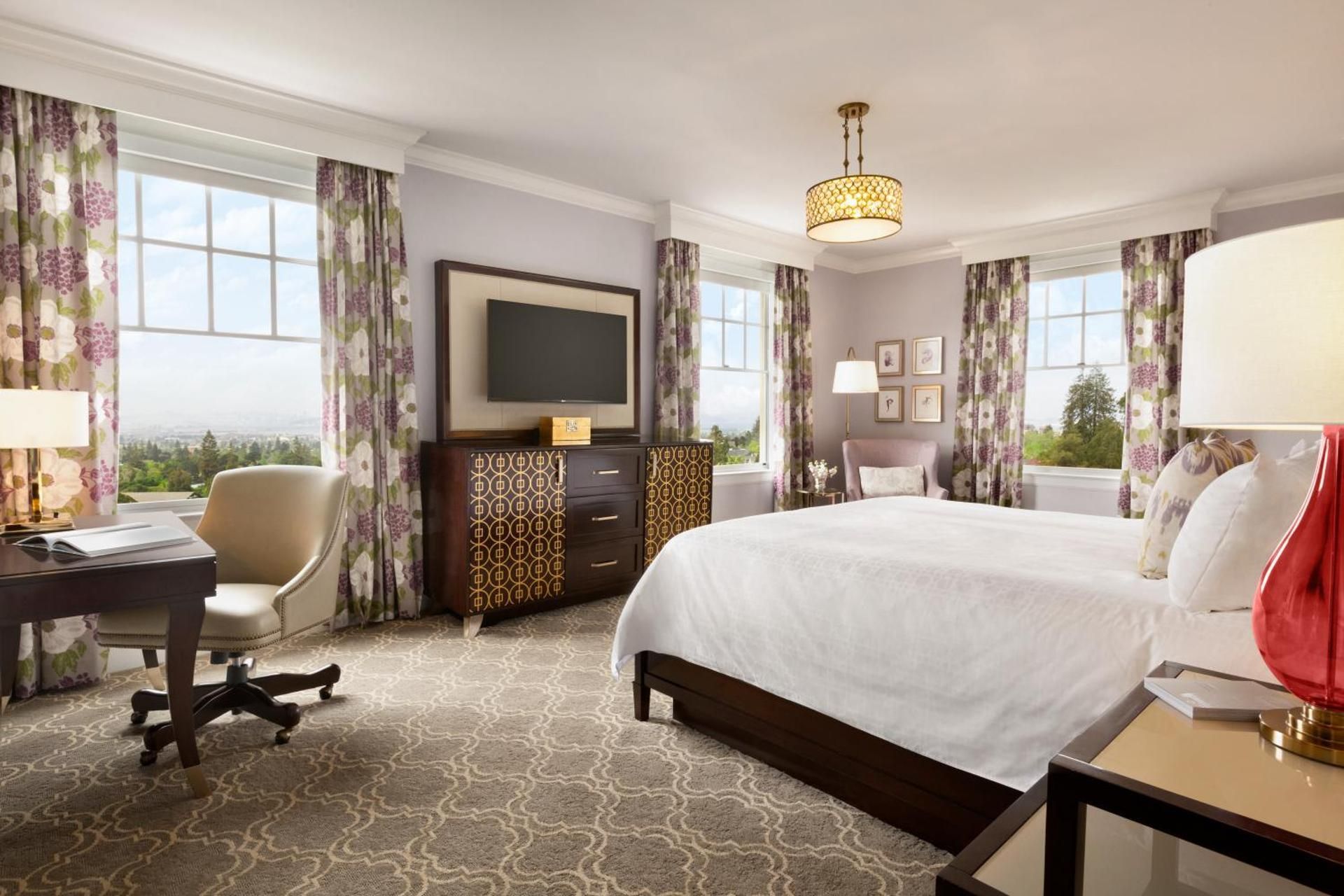 Superior King Room with View