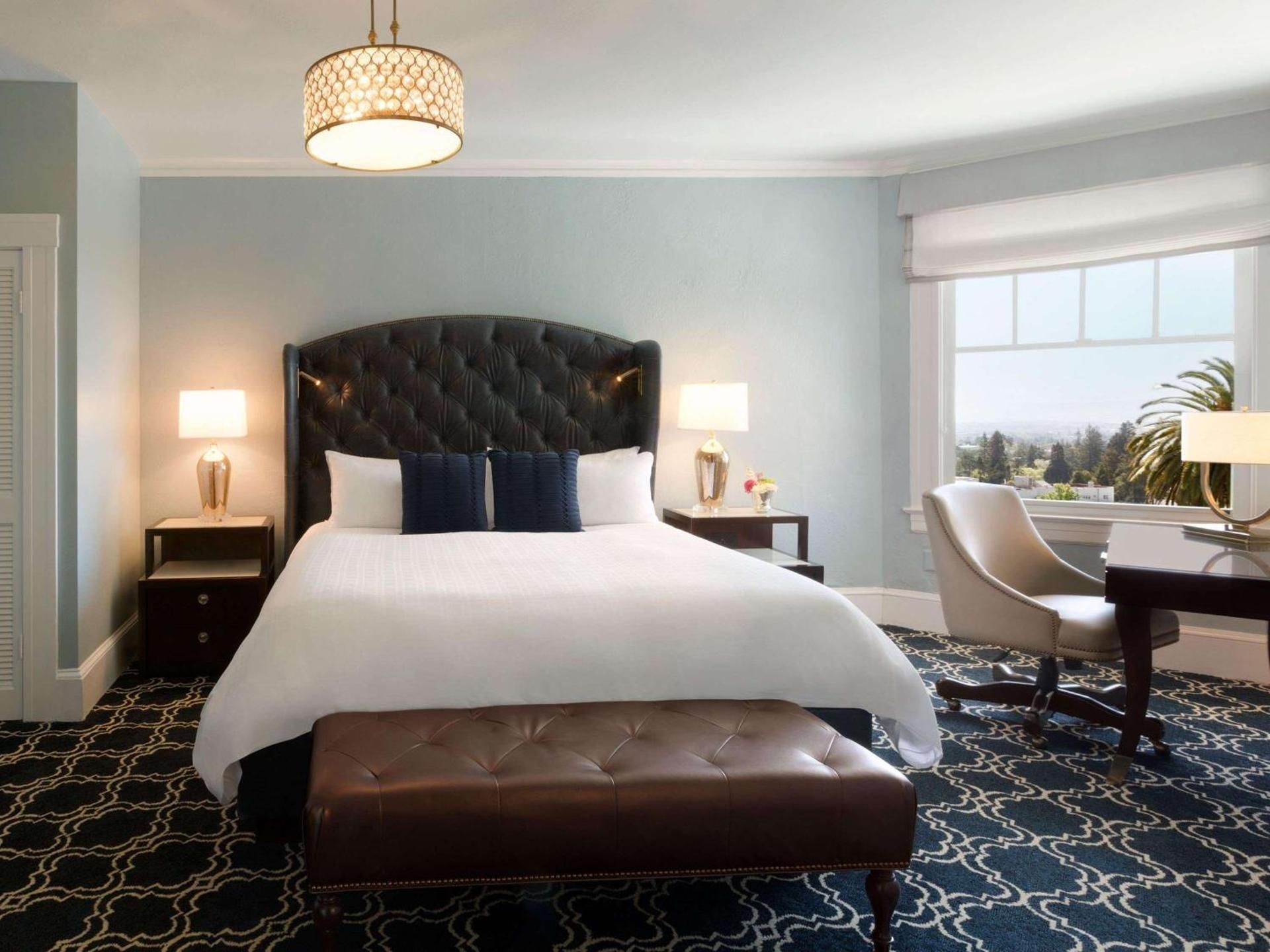 Fairmont King Room with Tub - Hearing/Mobility Accessible