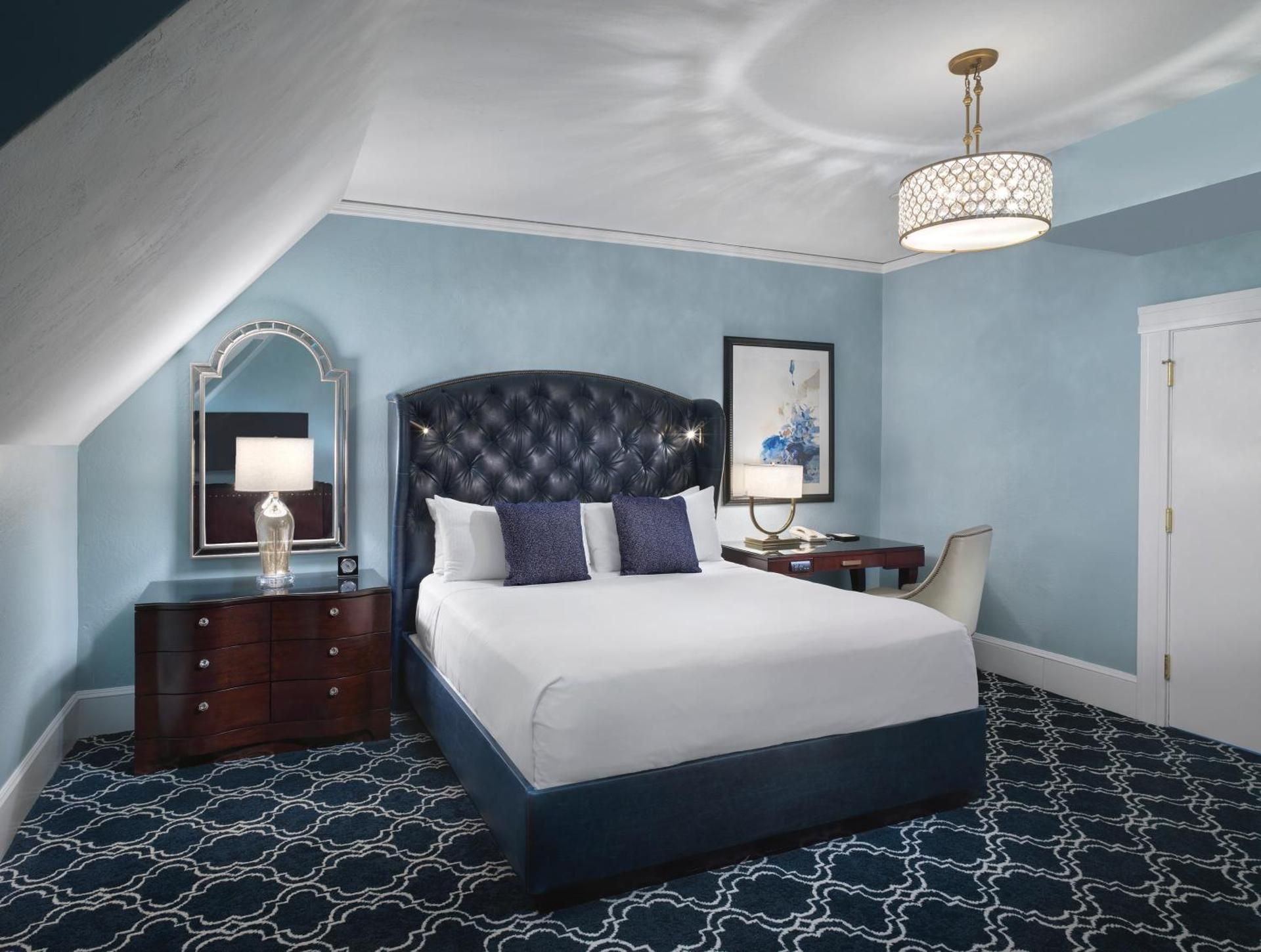 Deluxe King Room with Roll In Shower and Bay View - Mobility Accessible