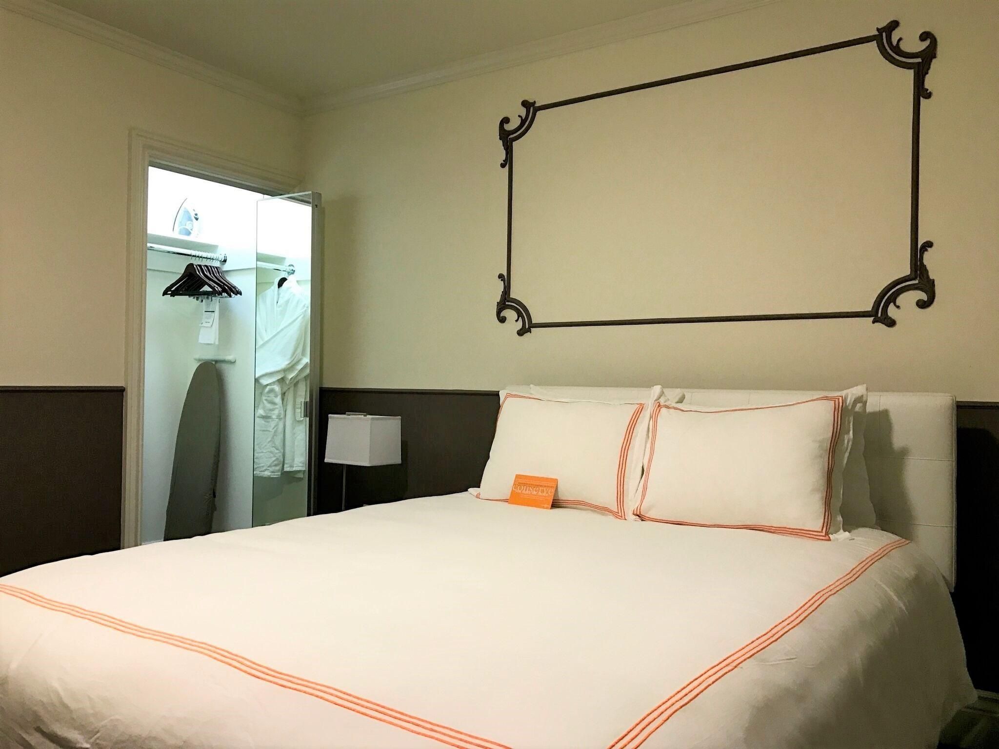 Hotel Vertigo Petite Queen Room 2