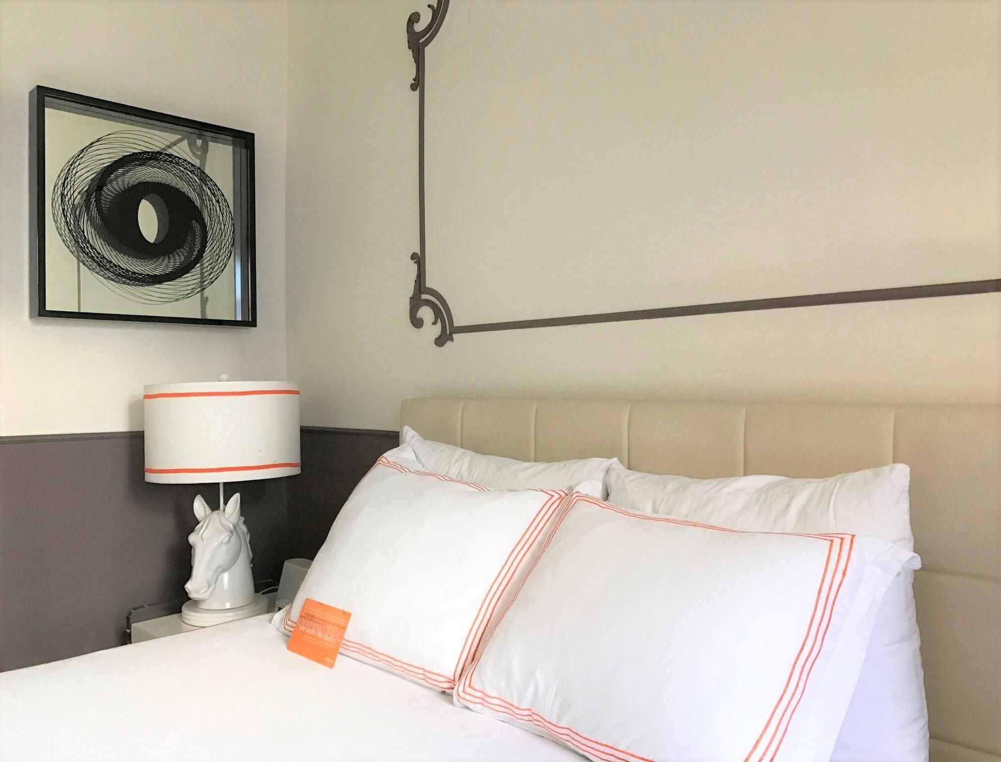 Hotel Vertigo Petite Queen Room 3