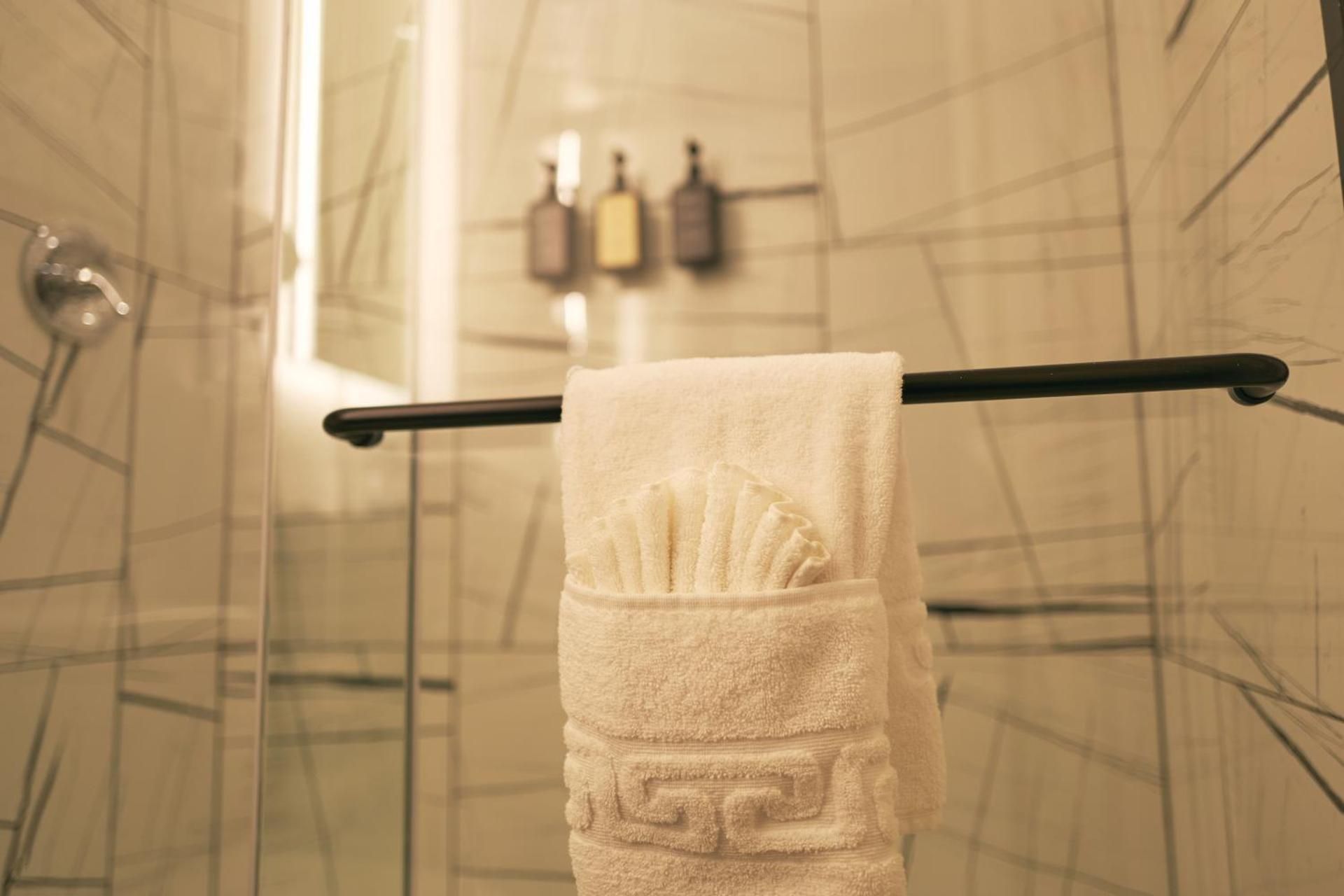 Hotel Vertigo King Room - Disability Access 2